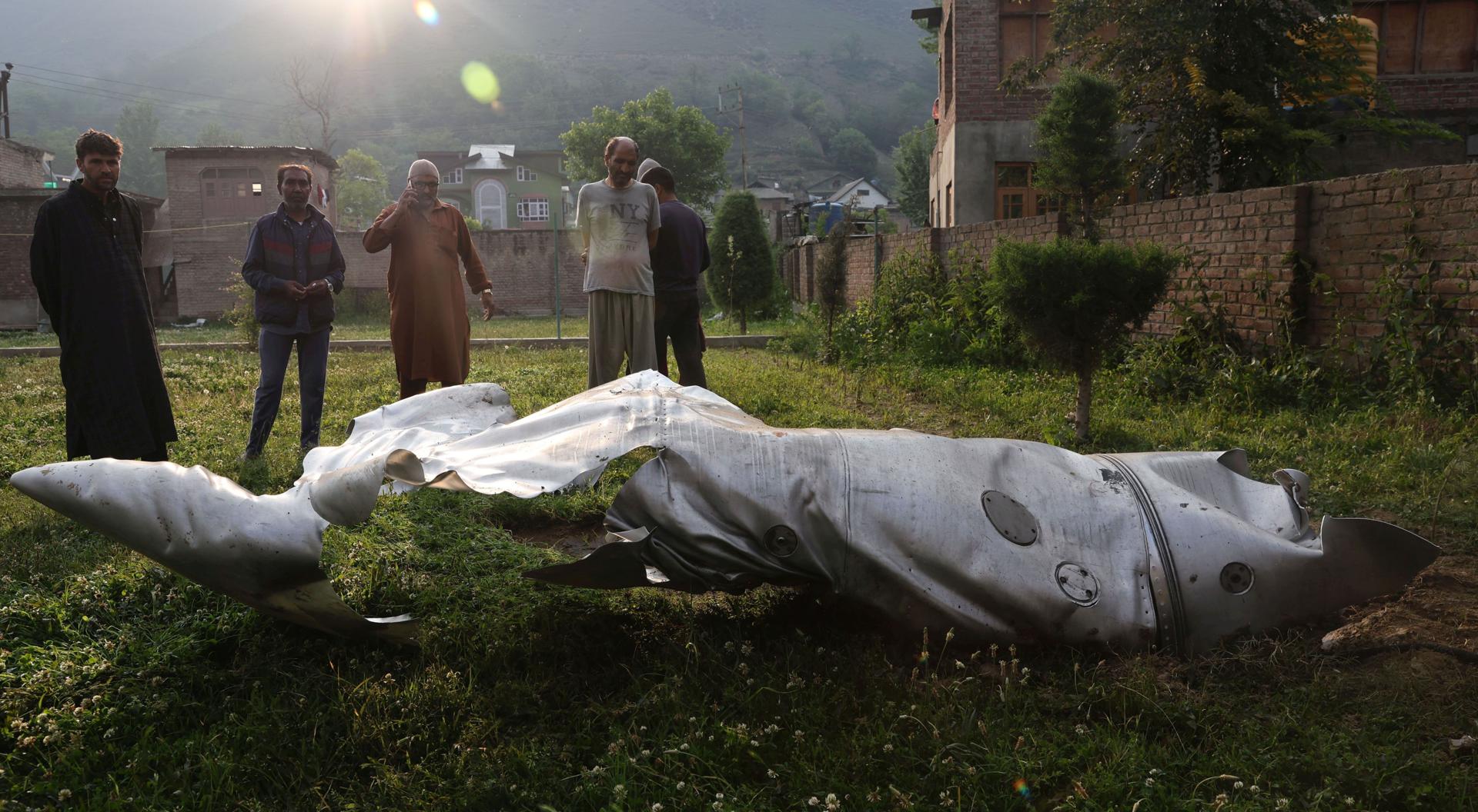Personas cerca de la parte dañada de una aeronave no identificada en el complejo de una mezquita en Pampore, a las afueras de Srinagar, India, el 7 de mayo de 2025.EFE/EPA/FAROOQ KHAN