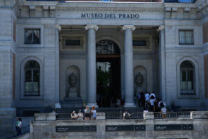 Ambiente en el exterior del museo del Prado en Madrid durante el Día de los Museos este domingo. Talleres, conciertos y visitas guiadas son algunas de las iniciativas organizadas con motivo de este evento, que se celebra con la apertura gratuita de las grandes pinacotecas, desde El Prado, el Reina Sofía o la Galería de las Colecciones Reales, en Madrid, al Guggenheim de Bilbao, el MNAC de Barcelona o el Picasso de Málaga, entre otros. EFE/ Borja Sanchez-Trillo
