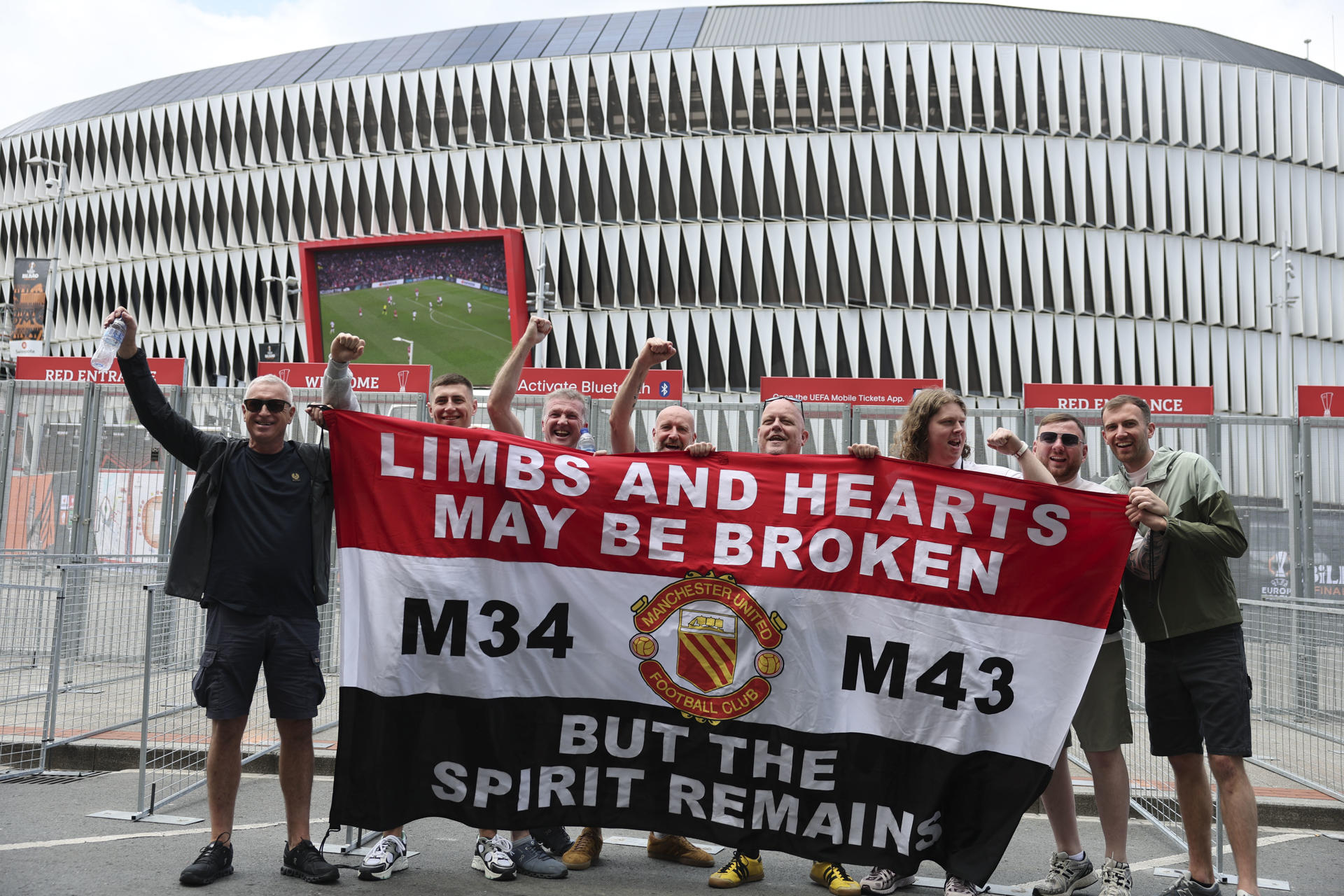 -Seguidores del Manchester United, recién llegados de inglaterra ante San Mamés sede de la final. El estadio de San Mamés acogerá este miércoles la tercera final inglesa de la Copa de la UEFA/Liga Europa entre el Tottenham, que persigue su tercer título, y el Manchester United, que intentará lograr el segundo.EFE/Luis Tejido