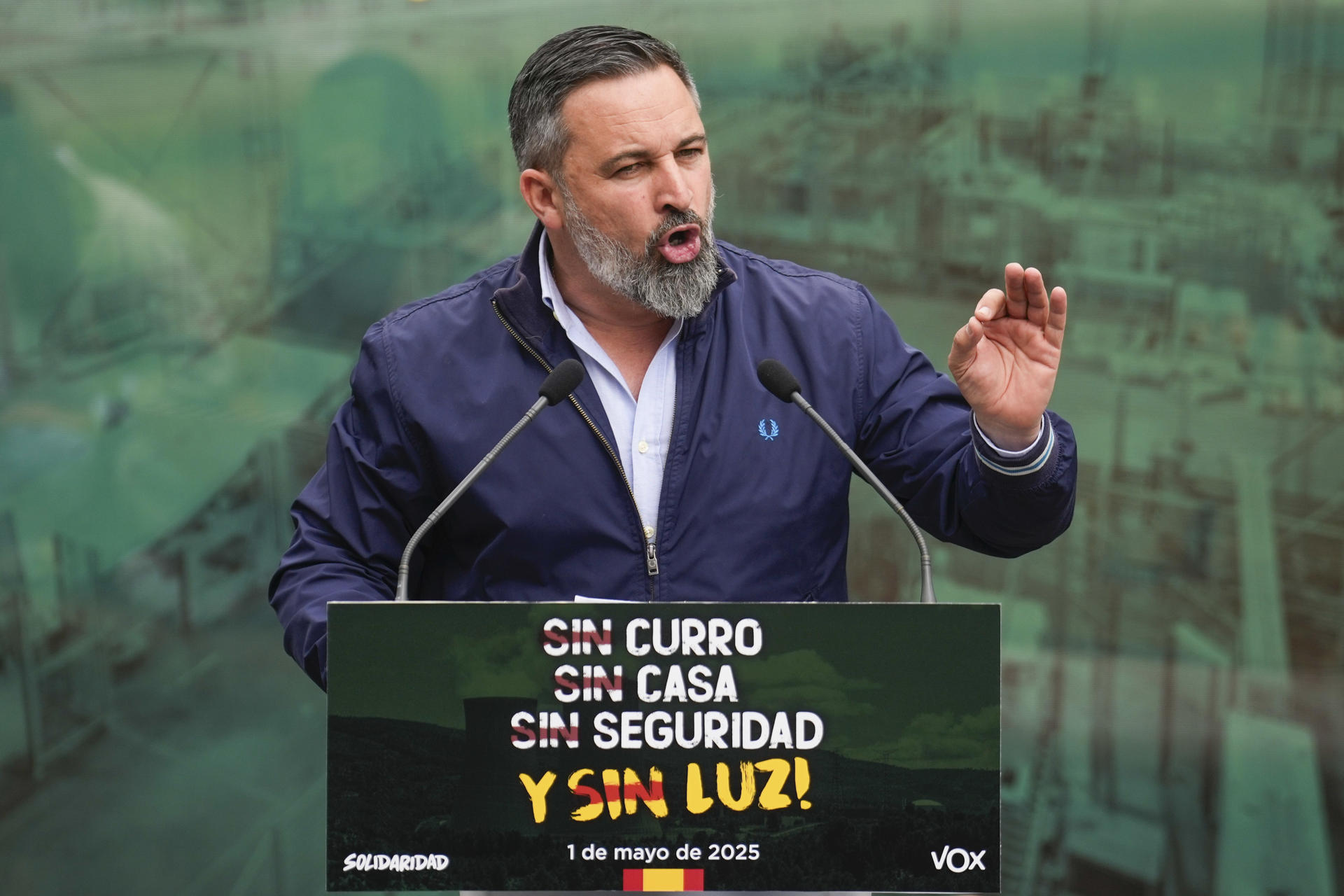 El líder de Vox, Santiago Abascal, interviene durante el acto por el 1 de Mayo organizado por Vox y el sindicato Solidaridad, este jueves en la Plaza de la Constitución de Fuenlabrada, en Madrid. EFE/ Borja Sanchez-trillo