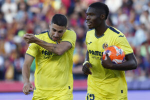 El centrocampista del Villarreal Santi Comesaña (i) celebra el segundo gol de su equipo durante el encuentro de la jornada 37 de LaLiga entre FC Barcelona y Villarreal CF disputado este domingo en el Estadio Olímpico de Montjuic. EFE/ Toni Albir