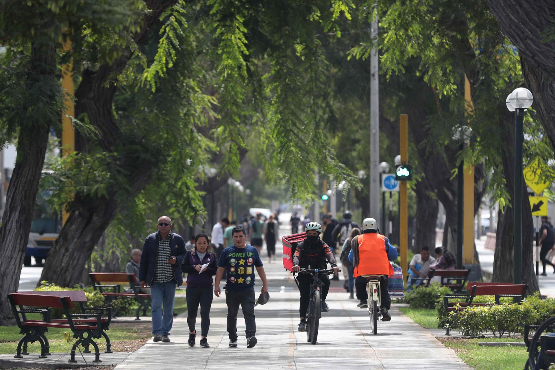 Personas caminan por un sendero este 14 de mayo de 2025, en Lima (Perú). EFE/ Paolo Aguilar