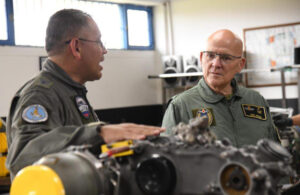 Fotografía cedida por la oficina de prensa de la Fuerza Aeroespacial Colombiana (FAC) del segundo jefe del Estado Mayor del Ejército del Aire y del Espacio de España, el teniente general Javier Hernández Zantuña (d), durante la Tercera Reunión de Jefes de Estados Mayores este martes en Rionegro (Colombia). EFE/Fuerza Aeroespacial Colombiana