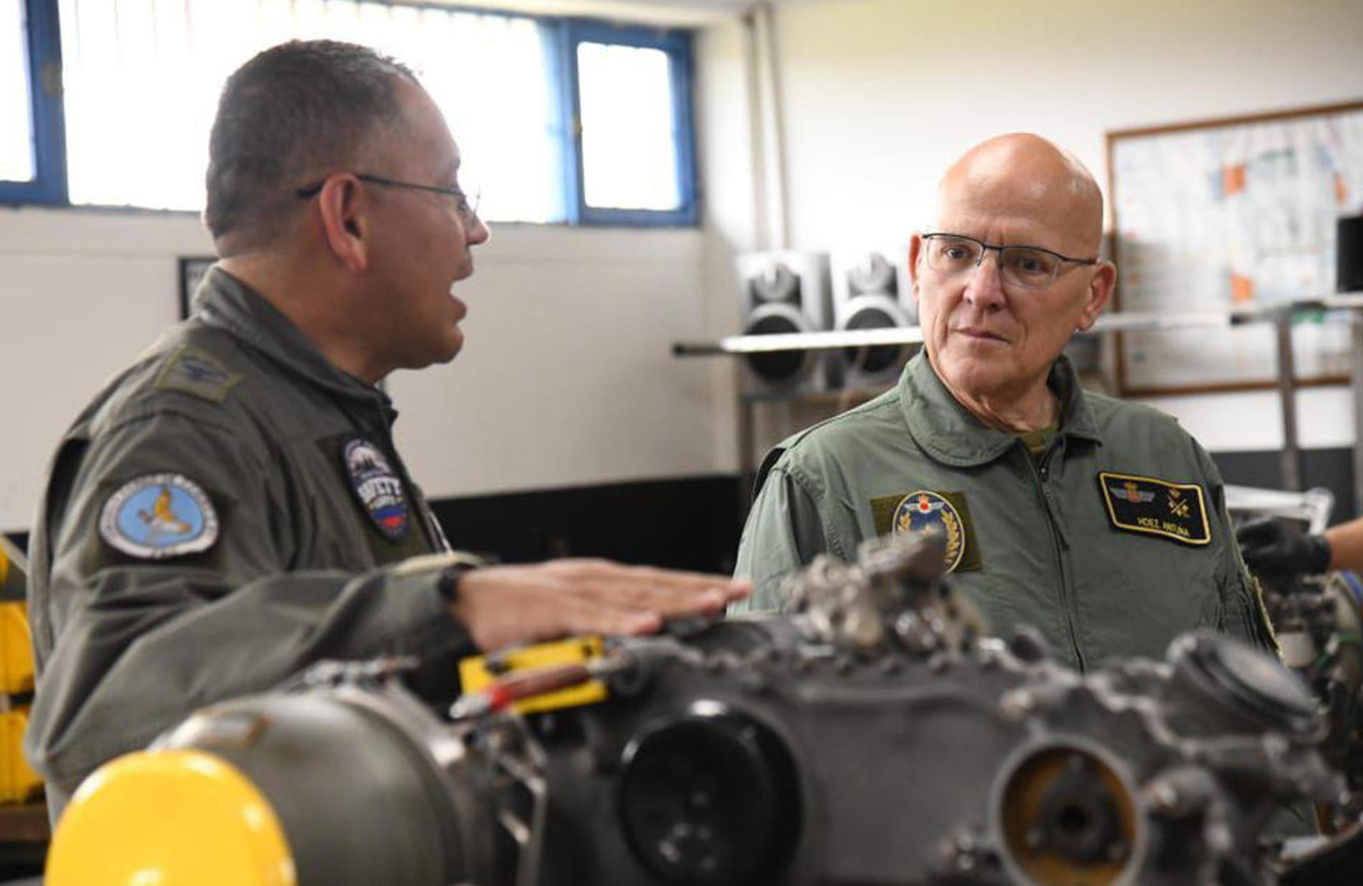 Fotografía cedida por la oficina de prensa de la Fuerza Aeroespacial Colombiana (FAC) del segundo jefe del Estado Mayor del Ejército del Aire y del Espacio de España, el teniente general Javier Hernández Zantuña (d), durante la Tercera Reunión de Jefes de Estados Mayores este martes en Rionegro (Colombia). EFE/Fuerza Aeroespacial Colombiana