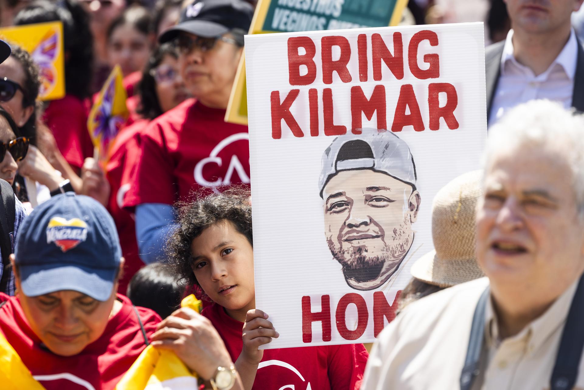 Manifestantes en las marchas del Primero de Mayo piden el regreso de Kilmar Abrego García, en Washington, DC, EE.UU., el 1 de mayo de 2025. EFE/JIM LO SCALZO