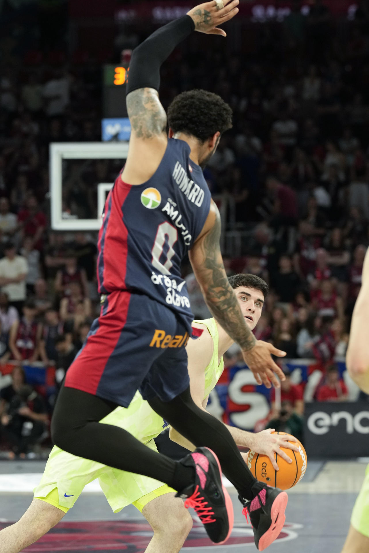 El base del Barcelona Raúl Villar (detrás) intenta superar al escolta puertorriqueño del Baskonia Markus Howard durante el partido ante el Baskonia de la Liga Endesa de baloncesto que se disputó en el Fernando Buesa Arena de Vitoria. EFE/ADRIÁN RUIZ-HIERRO