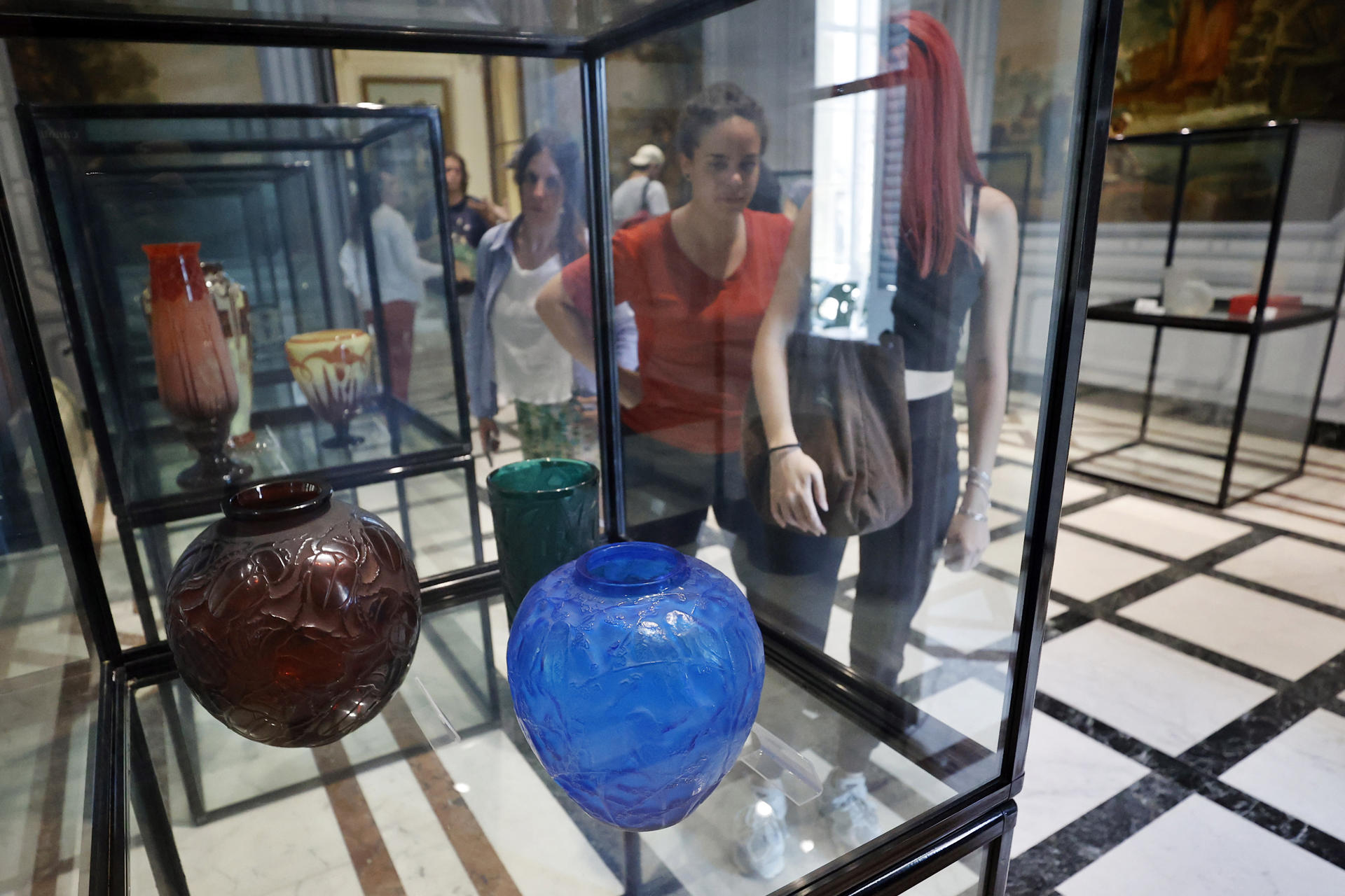 Personas asisten a la exposición 'De París a La Habana. Cien años de Art Déco' en el Museo Nacional de Artes Decorativas en La Habana (Cuba). EFE/ Ernesto Mastrascusa