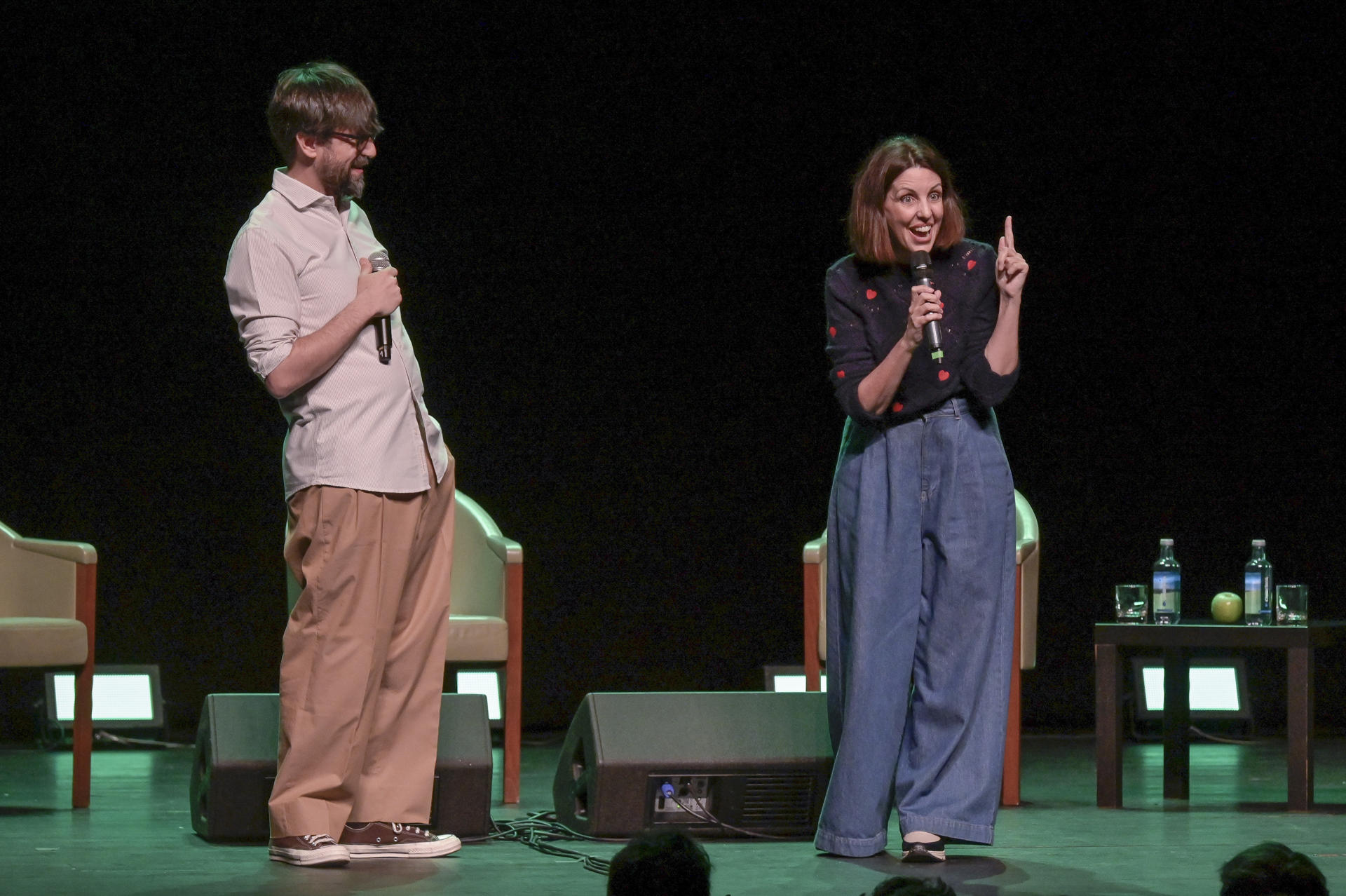 El humorista Luis Piedrahita (i) y la guionista y actriz Marta González de Vega (d) participan en el Encuentro Mundial de Humorismo este viernes, en A Coruña (Galicia). EFE/ Moncho Fuentes