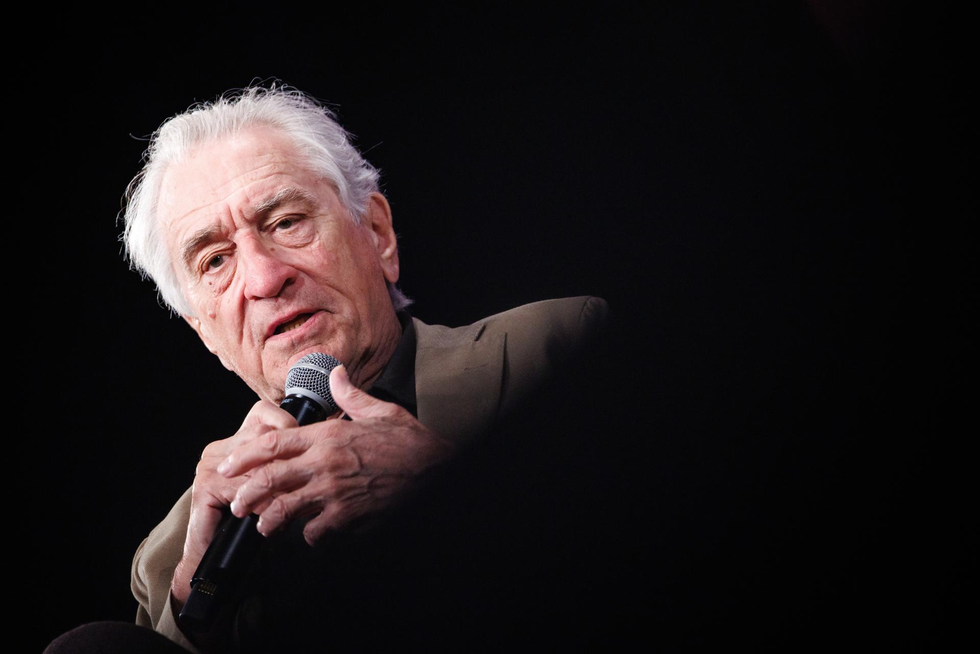 El actor estadounidense Robert De Niro habla mientras asiste a la charla 'Rendez-vous avec Robert de Niro' durante el 78º Festival de Cine de Cannes, en Cannes, Francia, el 14 de mayo de 2025. El festival de cine se celebra del 13 al 24 de mayo de 2025. (Cine, Francia) EFE/EPA/CLEMENS BILAN / POOL
```