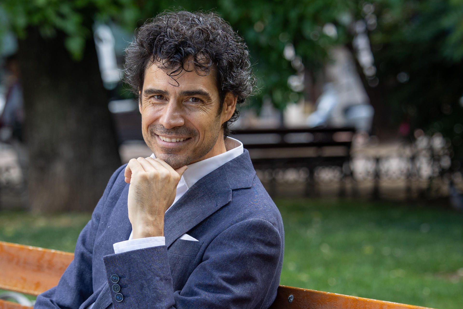 El músico Pablo Sáinz Villegas, considerado sucesor de Andrés Segovia, ha afirmado este viernes en una entrevista con la agencia EFE en Logroño (La Rioja) que trabaja para que 'la guitarra española esté dentro del circuito internacional de la música clásica de los conciertos y que vuelva a convertirse en ese instrumento que ilumina e inspira al mundo'. EFE/Raquel Manzanares
