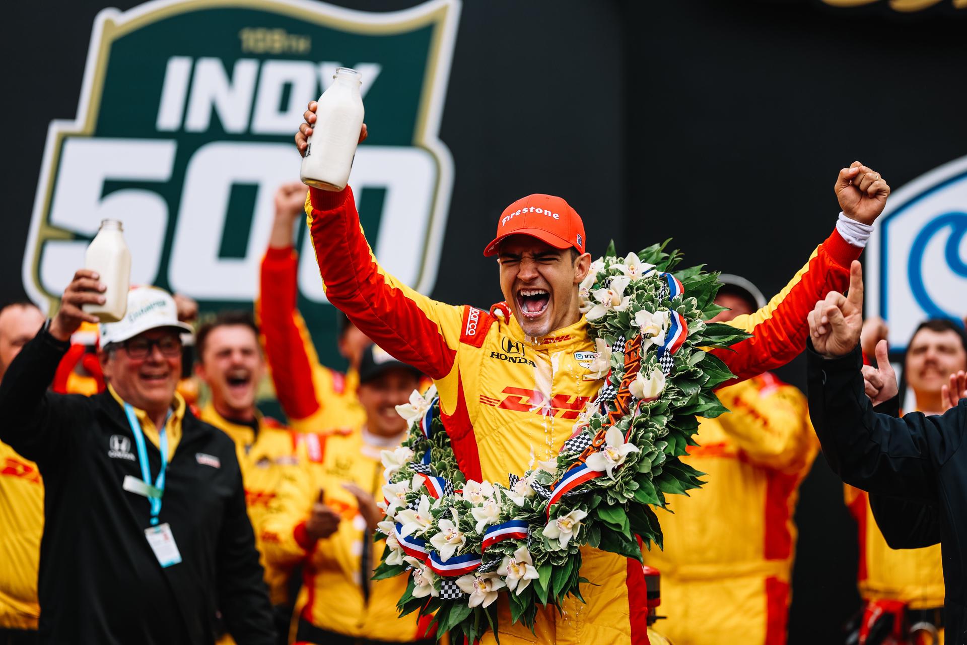 Fotografía cedida por IndyCar del piloto español Álex Palou, del equipo Chip Ganassi Racing, celebrando en el podio su victoria en la 109 edición de las 500 Millas de Indianápolis disputada el domingo. EFE/ Joe Skibinski /IndyCar/ SOLO USO EDITORIAL/NO VENTAS/SOLO DISPONIBLE PARA ILUSTRAR LA NOTICIA QUE ACOMPAÑA (CRÉDITO OBLIGATORIO)NO VENTAS