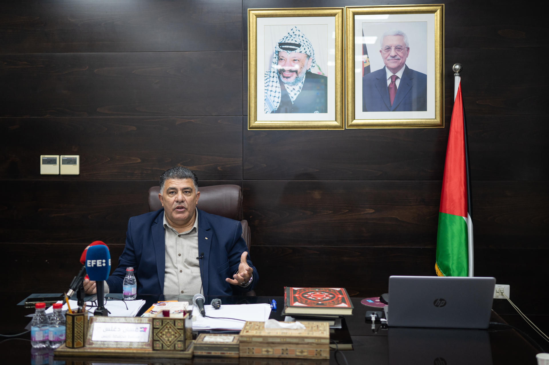El gobernador de Nablus, Gahssan Daghlas, en su despacho. EFE/ Magda Gibelli