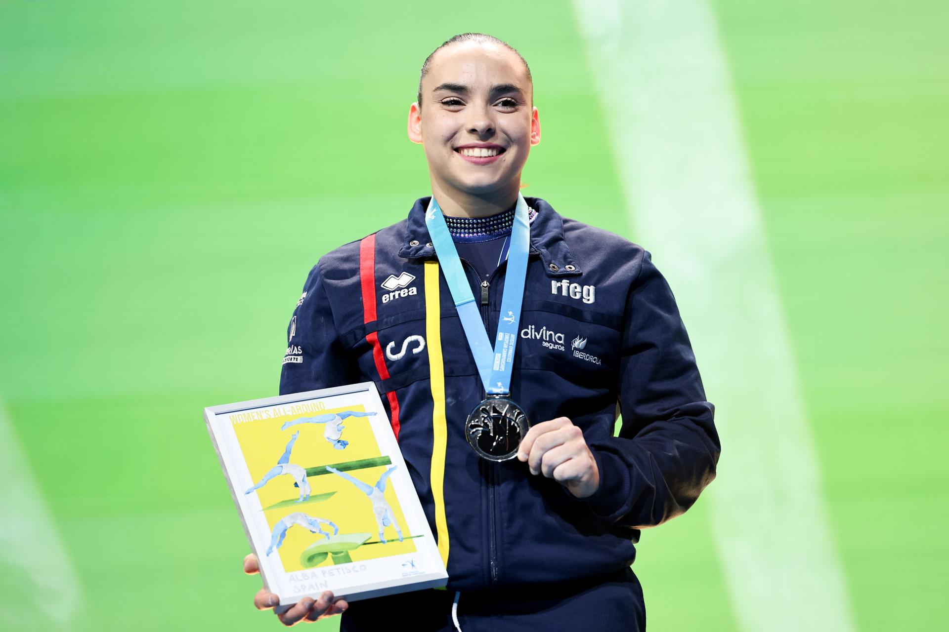 La española Alba Petisco celebra la medalla de plata lograda en el Campeonato de Europa de Gimnasia Artística en Leipzig, Alemania. EFE/EPA/FILIP SINGER