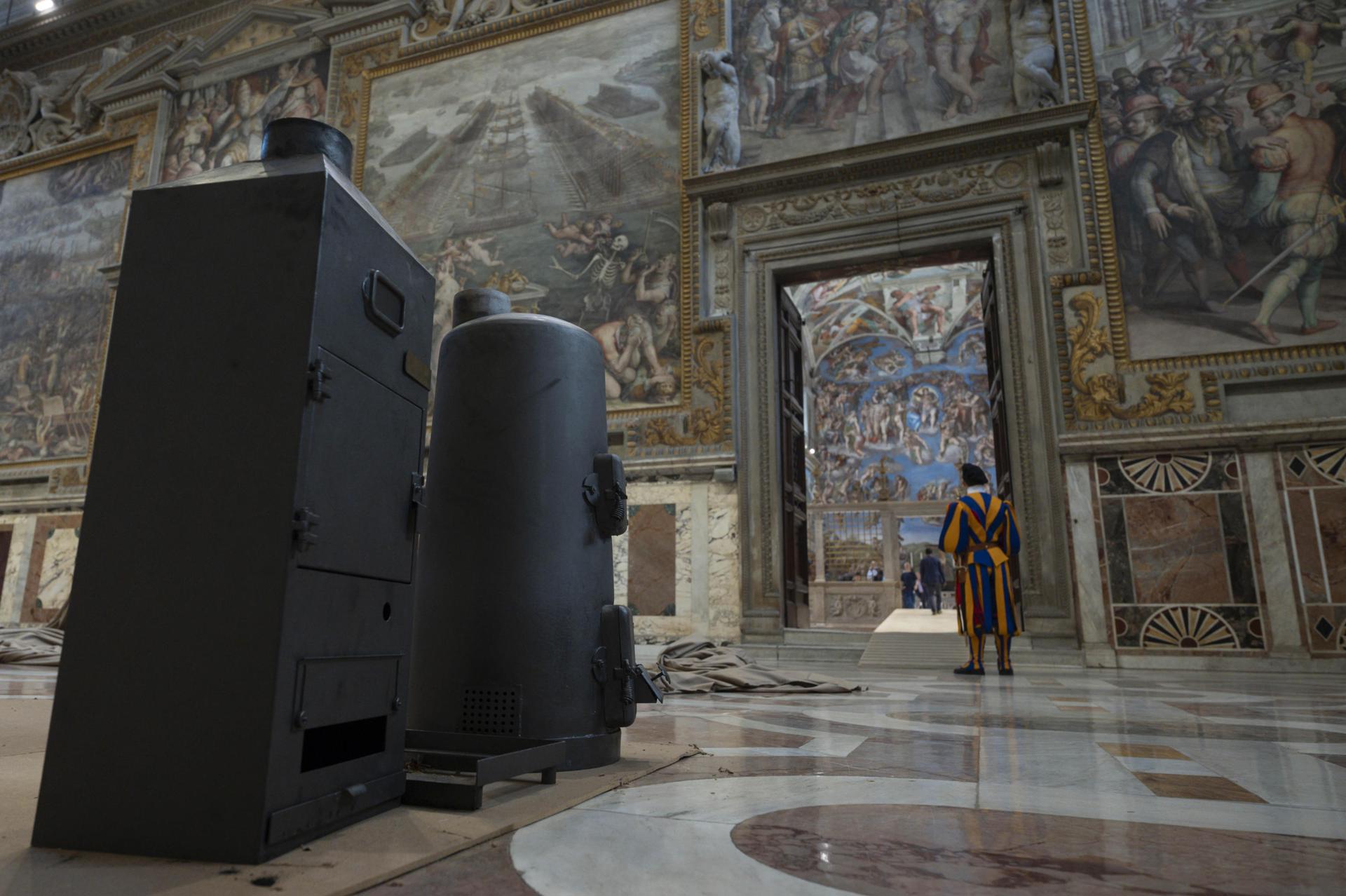 Foto distribuida por el Vaticano que muestra la instalación de las estufas dentro de la Capilla Sixtina antes del Cónclave. EFE/EPA/VATICAN MEDIA HANDOUT USO EDITORIAL EXCLUSIVO/ NO VENTAS