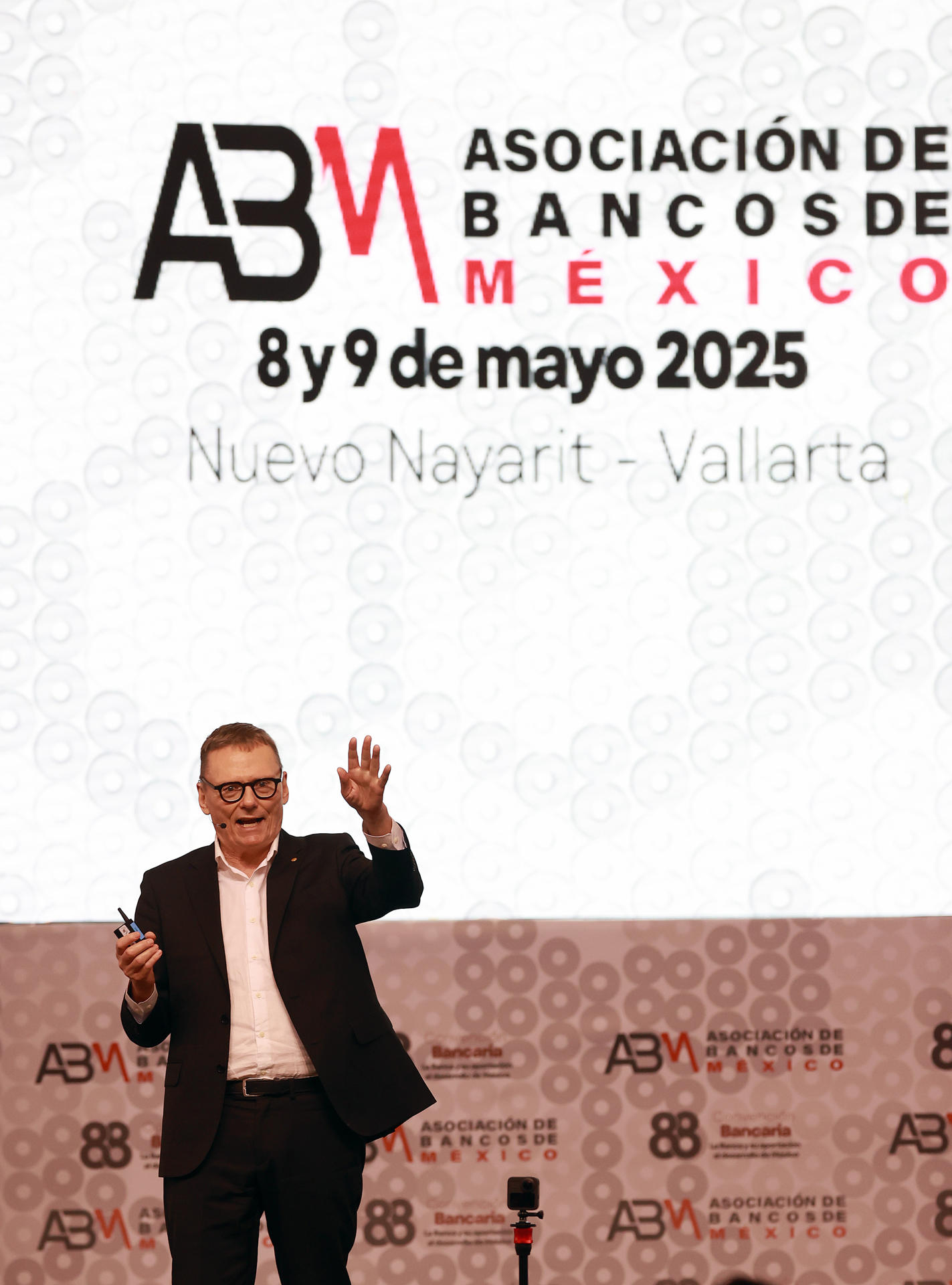 El Nobel estadounidense de Economía James Robinson habla durante su participación en la 88ª Convención Bancaria de la Asociación de Bancos de México (ABM) este viernes, en Nuevo Vallarta en Nayarit (México). EFE/ Alex Cruz