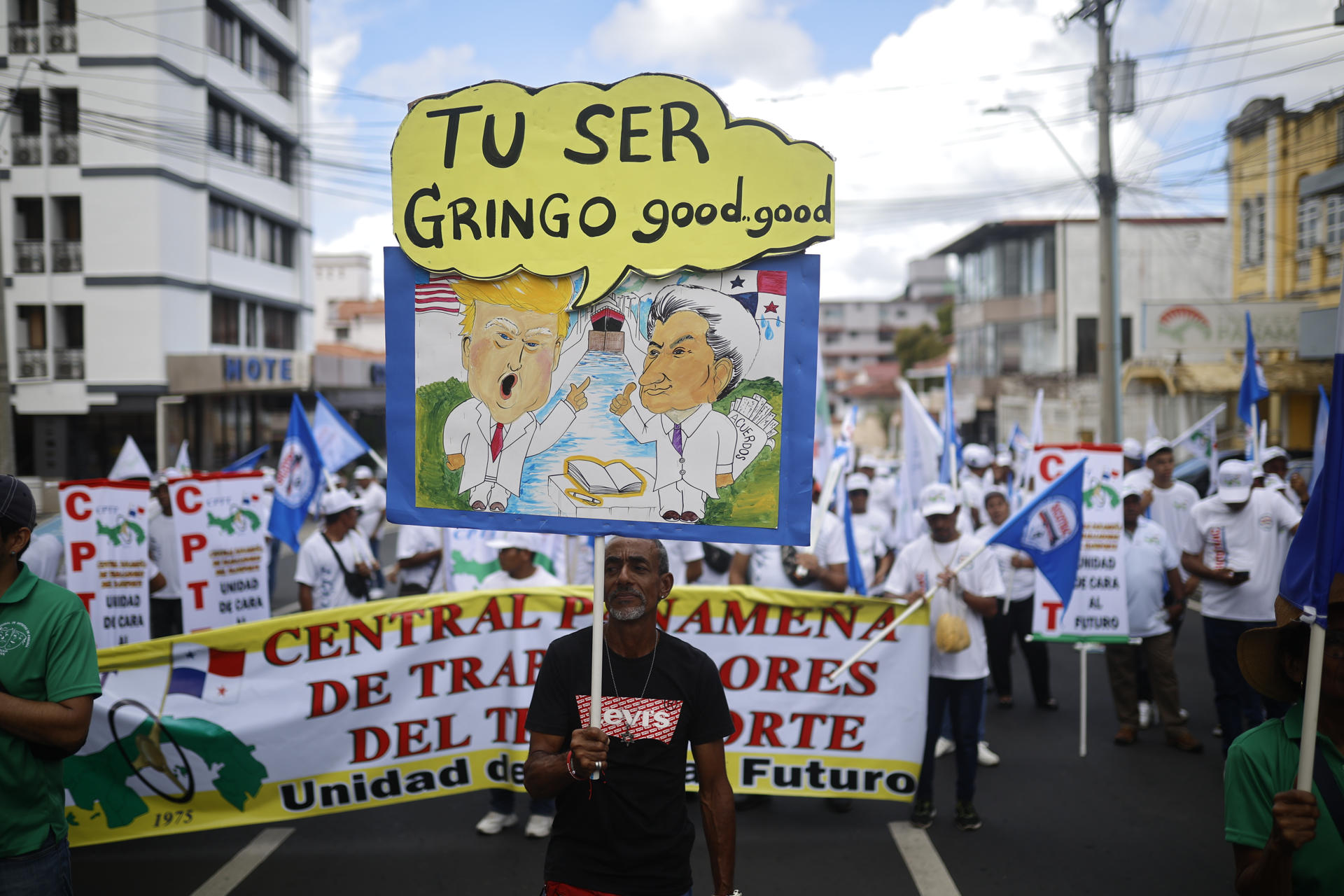 Un hombre sostiene un cartel durante la manifestación del Primero de Mayo este jueves, en Ciudad de Panamá (Panamá). EFE/ Bienvenido Velasco