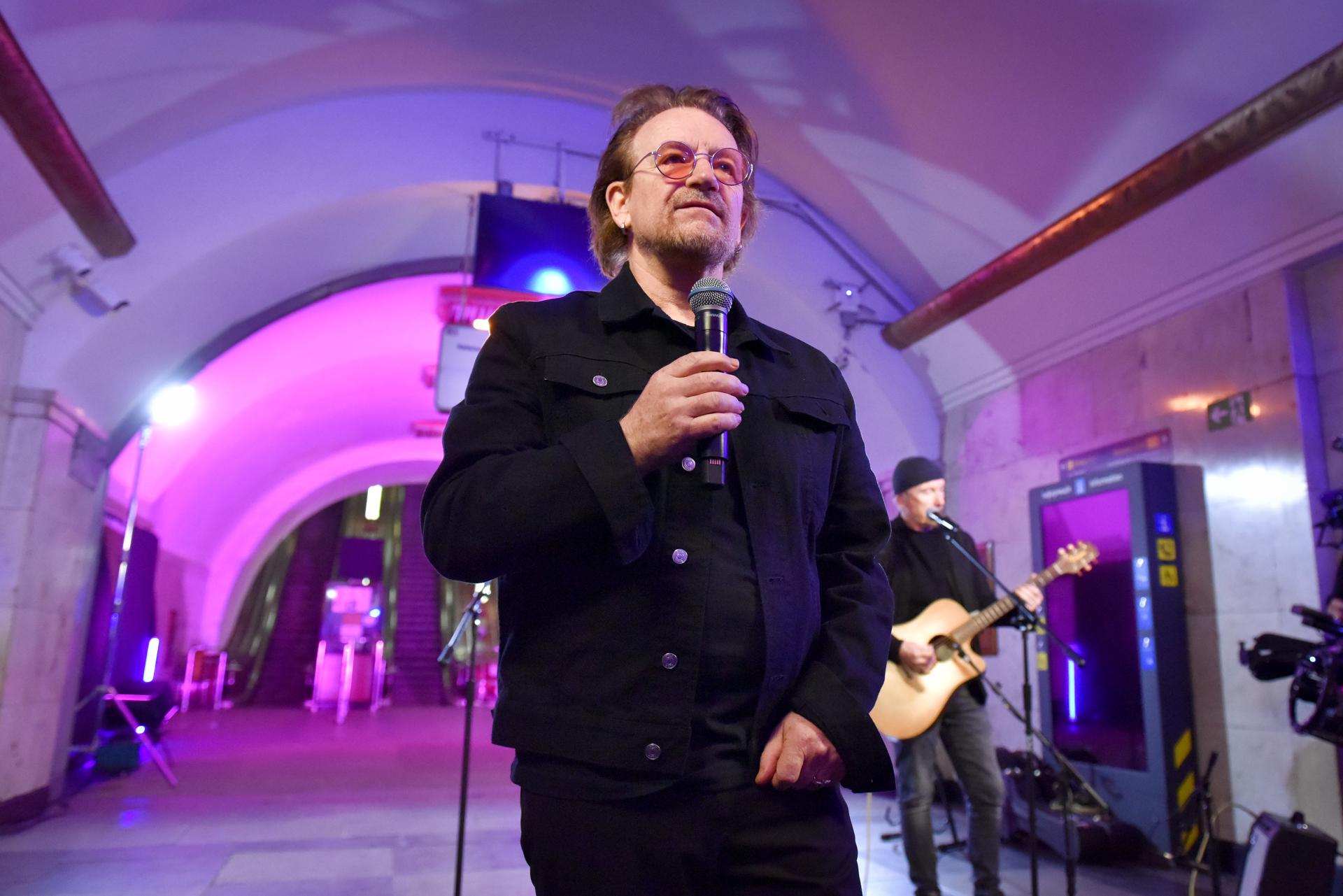 Kyiv (Ukraine), 08/05/2022.- El músico irlandés Bono, de la banda U2, actúa en el metro de Kiev, para apoya a Ucrania frente a la invasión e Rusia. EFE/EPA/OLEG PETRASYUK/ ARCHIVO