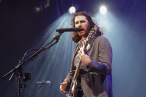 El cantante y compositor irlandés Hozier ofrece un concierto como parte de su gira 'Unreal Unearth Tour', en su segunda visita a Colombia tras su aclamado debut en el Festival Estéreo Picnic 2024, este miércoles en Bogotá (Colombia). EFE/Mauricio Dueñas Castañeda