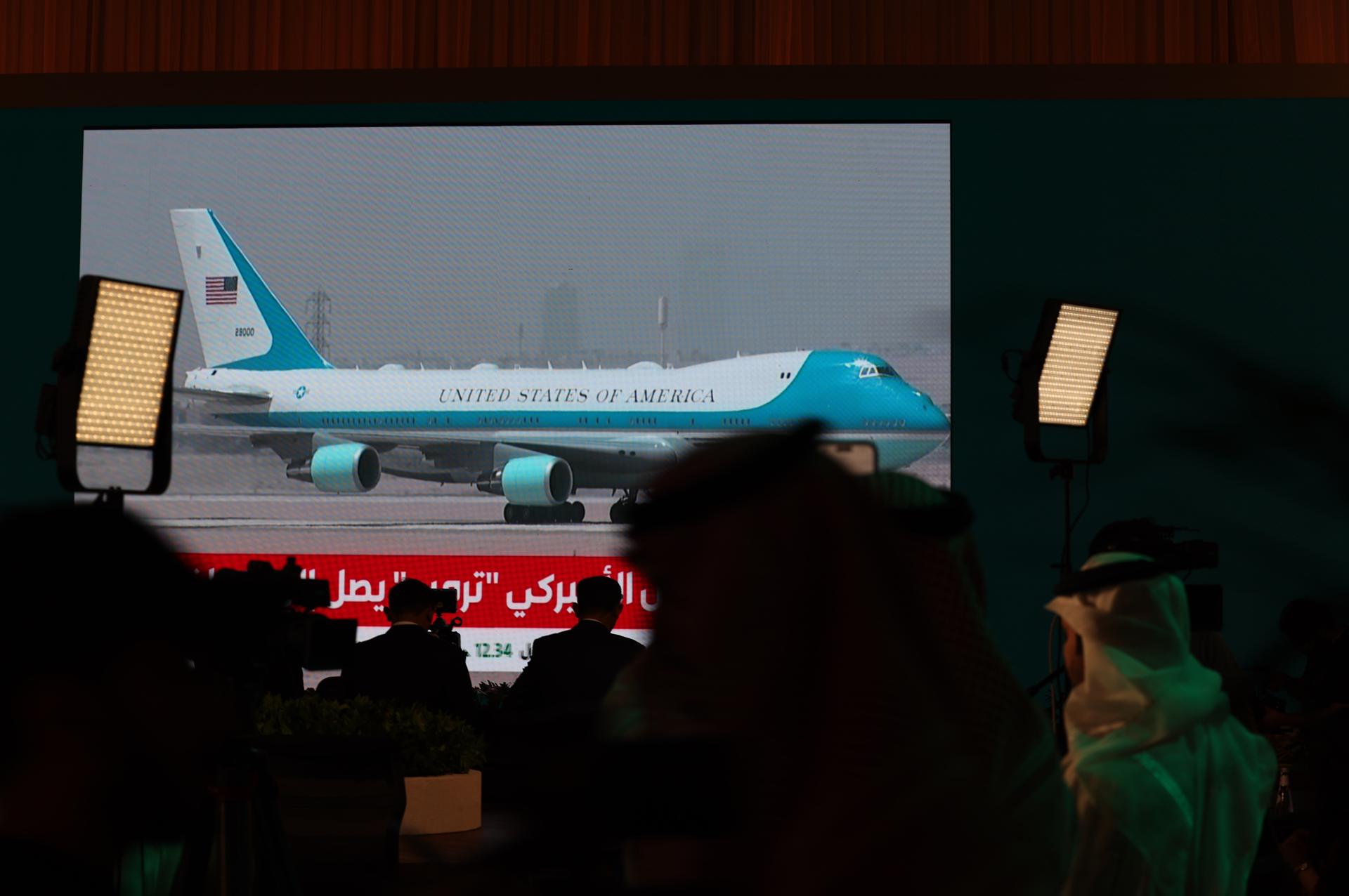 Una gran pantalla en el foro de inversiones estadounidense-saudí muestra la llegada del avión presidencial de EE. UU. EFE/EPA/ALI HAIDER