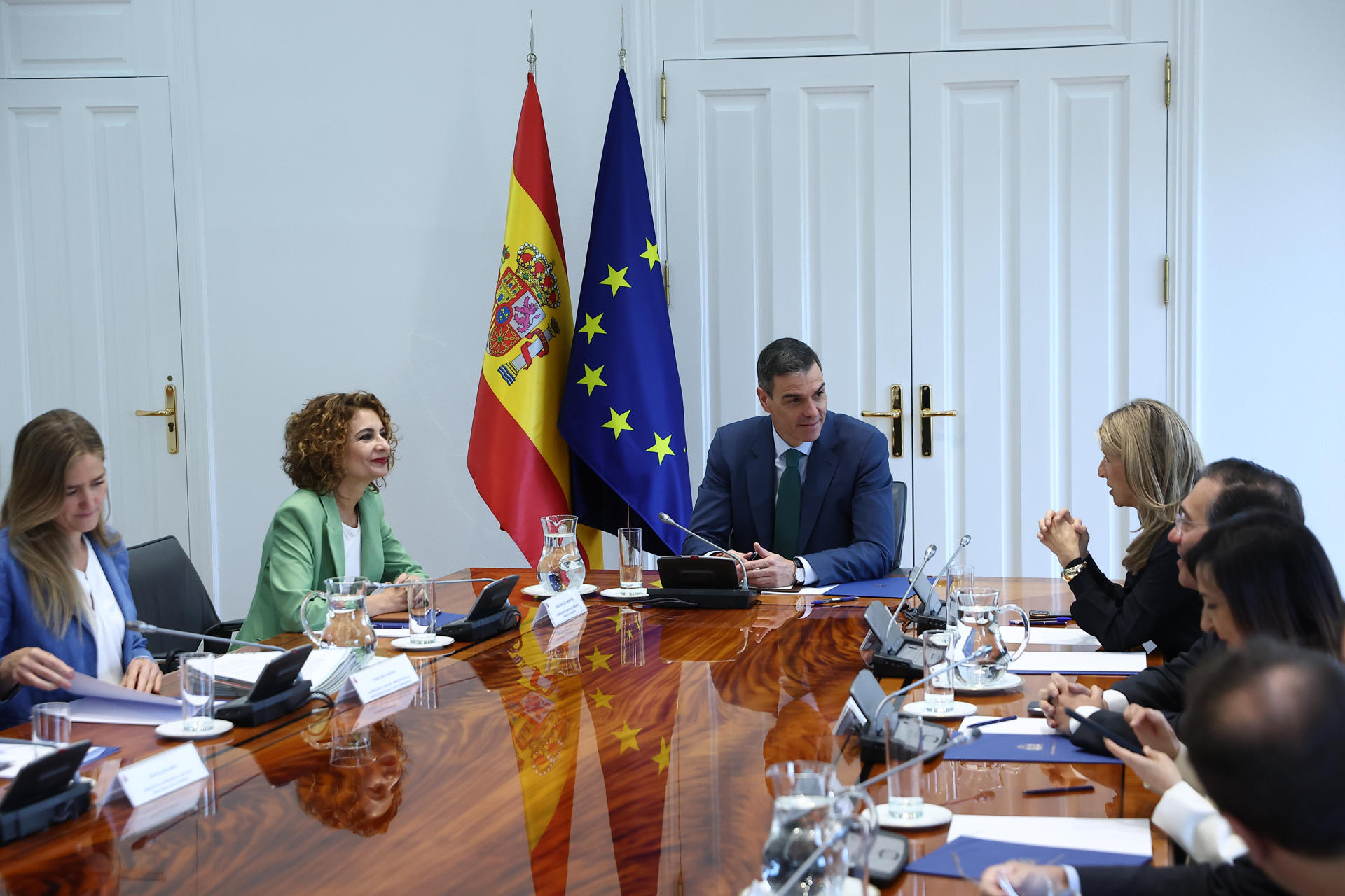 Imagen de ayer miércoles del presidente del Gobierno, Pedro Sánchez (c), sentado entre la vicepresidenta primera y ministra de Hacienda, María Jesús Montero (2i), y la vicepresidenta segunda y ministra de Trabajo, Yolanda Díaz (2d), presidiendo una reunión extraordinaria del Consejo de Seguridad Nacional en el Complejo del Palacio de la Moncloa, dos días después del apagón eléctrico registrado en toda la península ibérica. EFE/ Fernando Calvo/Pool Moncloa SOLO USO EDITORIAL/SOLO DISPONIBLE PARA ILUSTRAR LA NOTICIA QUE ACOMPAÑA (CRÉDITO OBLIGATORIO)