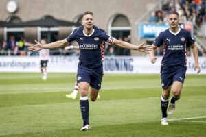 El jugador neerlandés Luuk de Jong, del PSV Eindhoven, celebra el 1-2 duramte el partido de la Eredivisie que han jugado Sparta Rotterdam y PSV en el Sparta Stadion Het Kasteel en Rótterdam, Países Bajos. EFE/EPA/ROBIN VAN LONKHUIJSEN