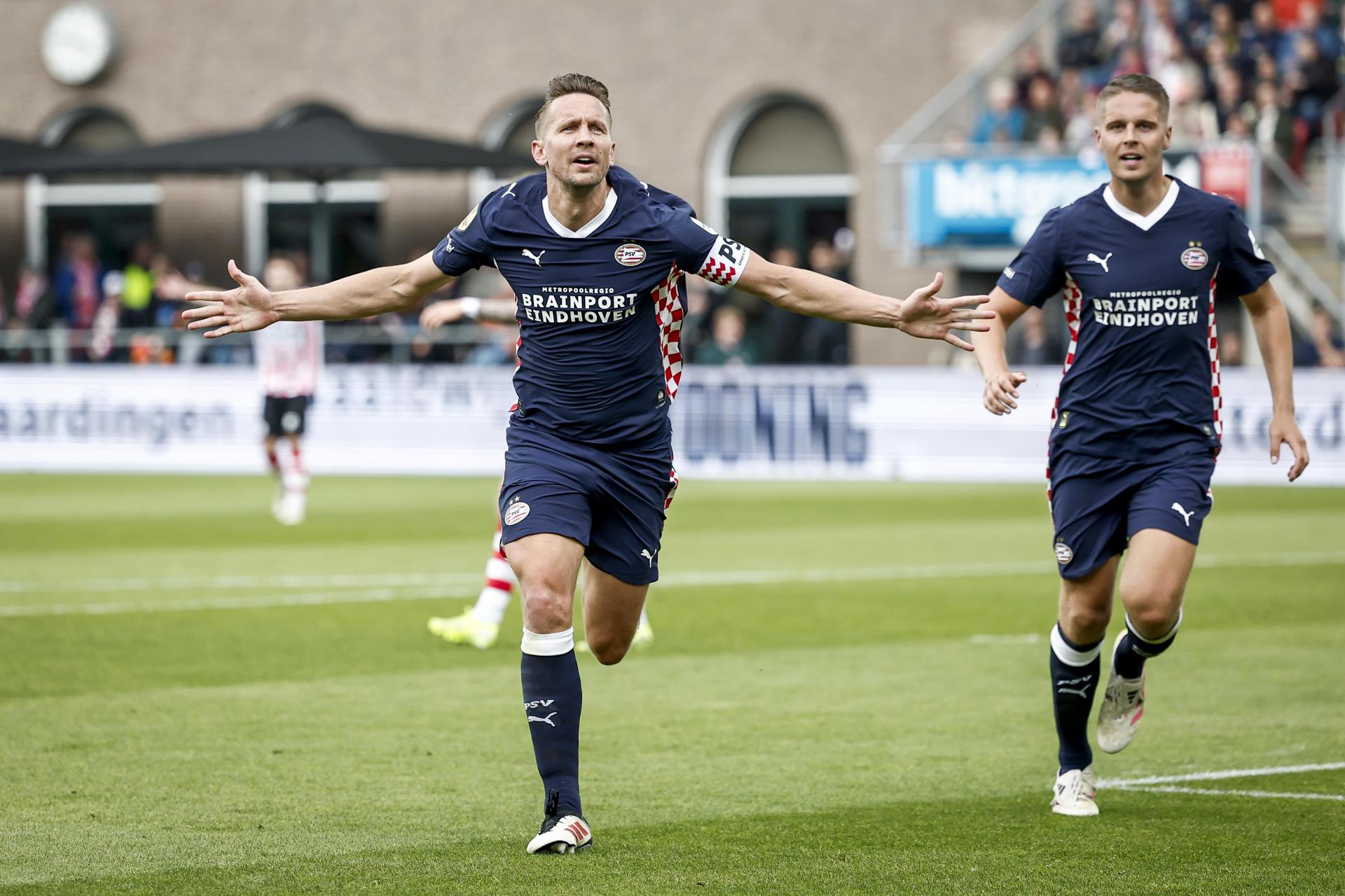 El jugador neerlandés Luuk de Jong, del PSV Eindhoven, celebra el 1-2 duramte el partido de la Eredivisie que han jugado Sparta Rotterdam y PSV en el Sparta Stadion Het Kasteel en Rótterdam, Países Bajos. EFE/EPA/ROBIN VAN LONKHUIJSEN