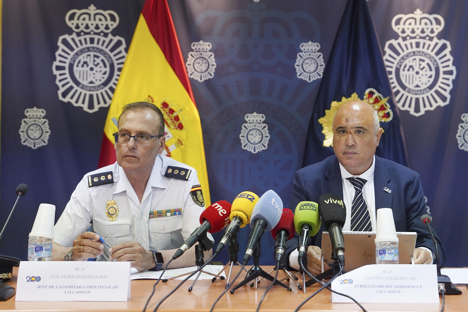 El subdelegado del Gobierno en Valladolid, Jacinto Canales (d), y el jefe superior de la Policía Nacional en Valladolid, Francisco Javier Oterino, informan de la operación en la que se ha liberado a trece víctimas y ha detenido a ocho personas en Valladolid, miembros de un clan familiar que explotaba sexualmente a mujeres de diferentes nacionalidades en situación de vulnerabilidad, a las que amenazaban por medio de la santería y controlaban mediante videovigilancia.- EFE/ Nacho Gallego