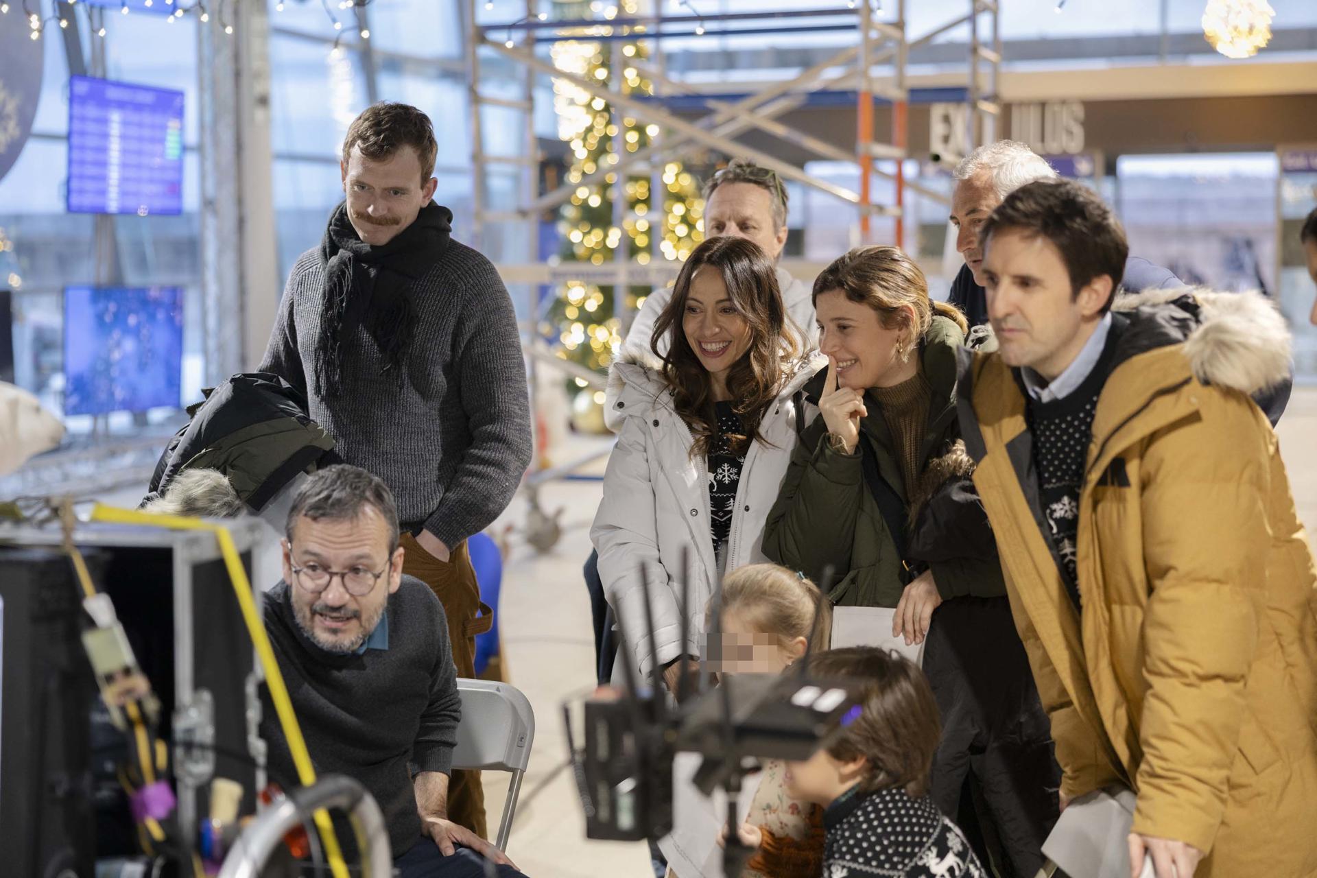 El director David Serrano (i) y los actores Natalia Verbeke (3i) y Julián López (d) durante el rodaje donde durante un descanso han hablado con EFE sobre su película 'Laponia', una comedia navideña que están rodando en distintas localizaciones de Bizkaia. EFE/Unai Mateo/MEDIAPRO ESTUDIO//***SOLO USO EDITORIAL/SOLO DISPONIBLE PARA ILUSTRAR LA NOTICIA QUE ACOMPAÑA (CRÉDITO OBLIGATORIO)***