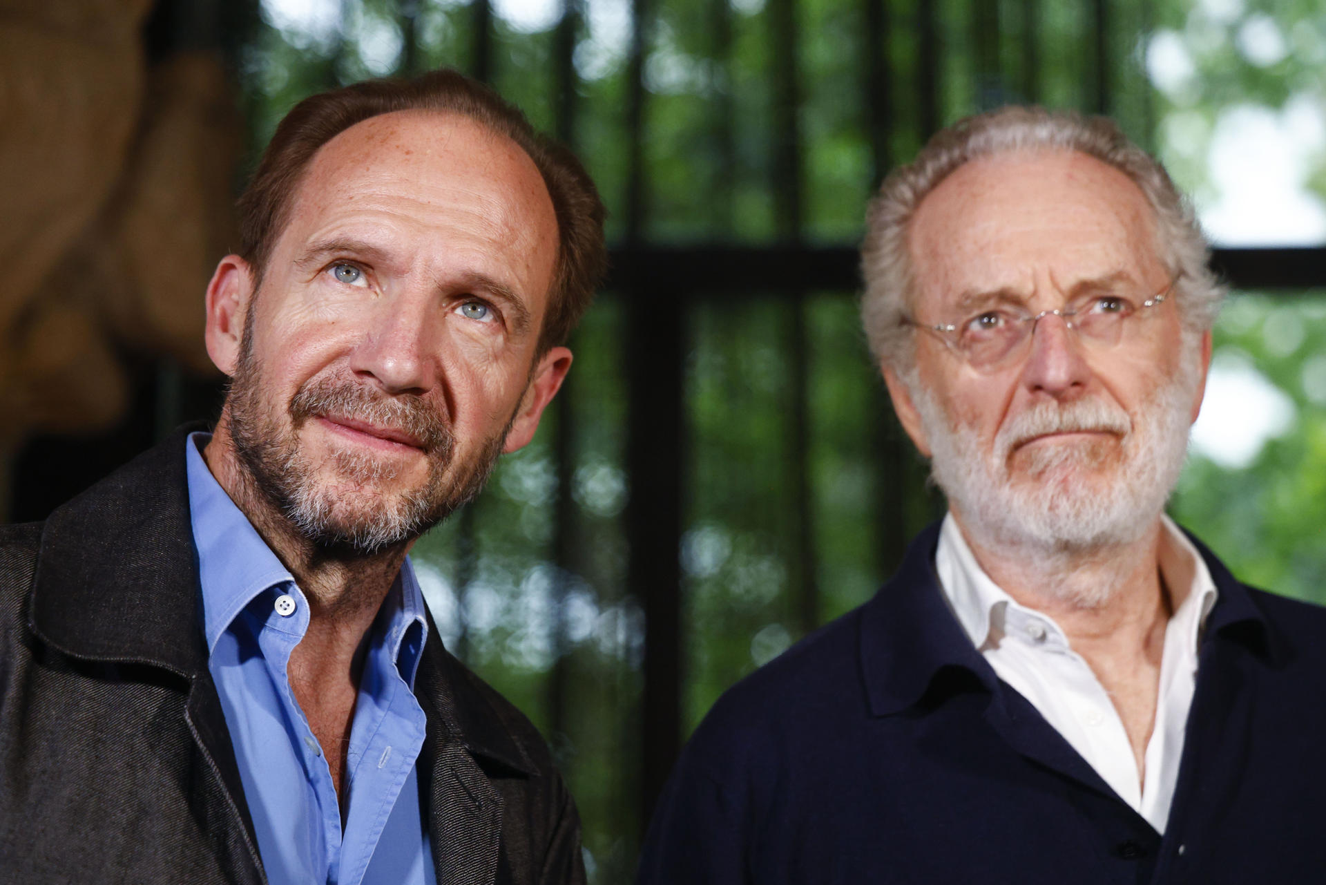 El actor británico Ralph Fiennes, acompañado por el director Uberto Pasolini (d), durante la presentación hoy en Barcelona de su película 'The Return', en el marco del BCN Film Fest y que supone una revisión realista del mito de Ulises. EFE/ Quique García