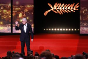 Robert De Niro, ganador del premio 'Palme D'Or', posa en el escenario durante la ceremonia de apertura del 78º Festival anual de Cine de Cannes, en Cannes, Francia, el 13 de mayo de 2025. El festival de cine se celebra del 13 al 24 de mayo de 2025. (Cine, Francia) EFE/EPA/CLEMENS BILAN
```