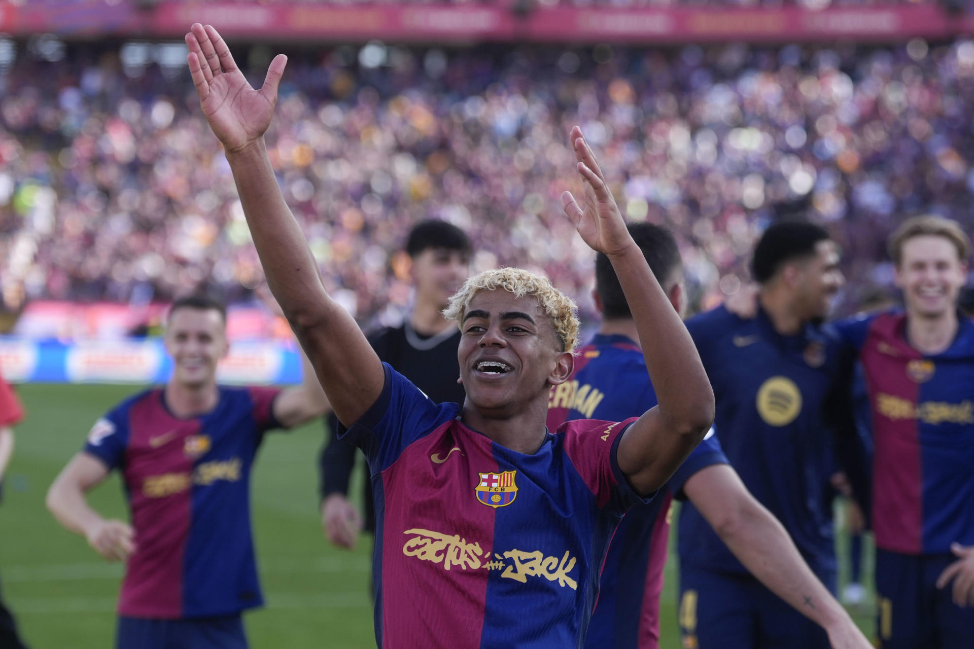 El delantero del Barcelona Lamine Yamal celebra su victoria sobre el Real Madrid, tras el partido de la jornada 35 de LaLiga EA Sports entre el Barcelona y el Real Madrid, este domingo en el Estadi Olímpic Lluís Companys.-EFE/ Enric Fontcuberta