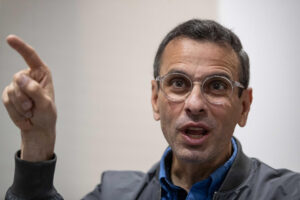 Fotografía del 16 de mayo del 2025 del candidato opositor a la Asamblea Nacional, Henrique Capriles, durante una entrevista con EFE en Caracas (Venezuela). EFE/ Ronald Peña R