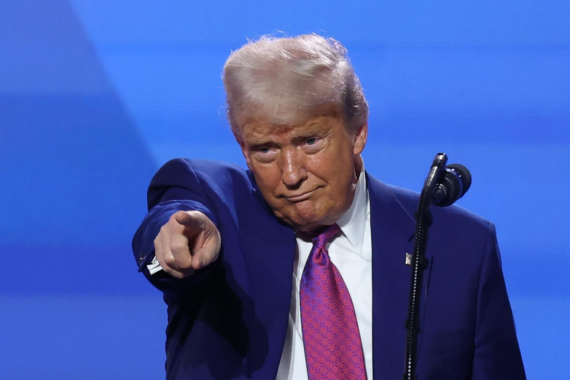El presidente estadounidense Donald Trump asiste al discurso de apertura en el Foro de Inversión saudí-estadounidense en Riad, Arabia Saudita, 13 de mayo de 2025. El foro se celebra durante la visita de Estado del presidente estadounidense Trump a Arabia Saudita el 13 de mayo. (Arabia Saudita) EFE/EPA/ALI HAIDER
```