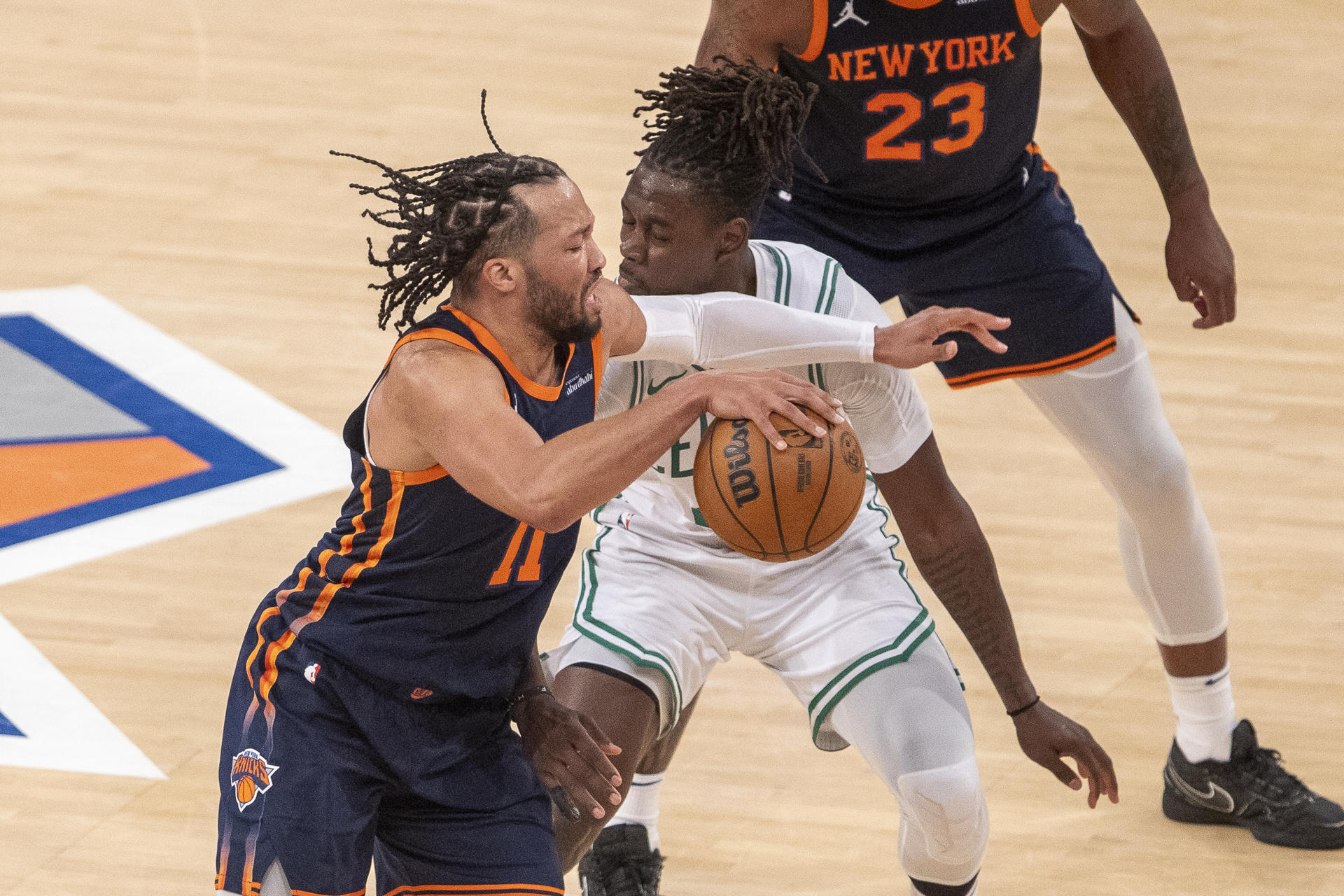 Jalen Brunson (i) de los Knicks disputa la pelota con Jrue Holiday de los Celtics durante un partido de la NBA entre New York Knicks y Boston Celtics en el Madison Square Garden, en Nueva York (EE.UU.). EFE/ Ángel Colmenares