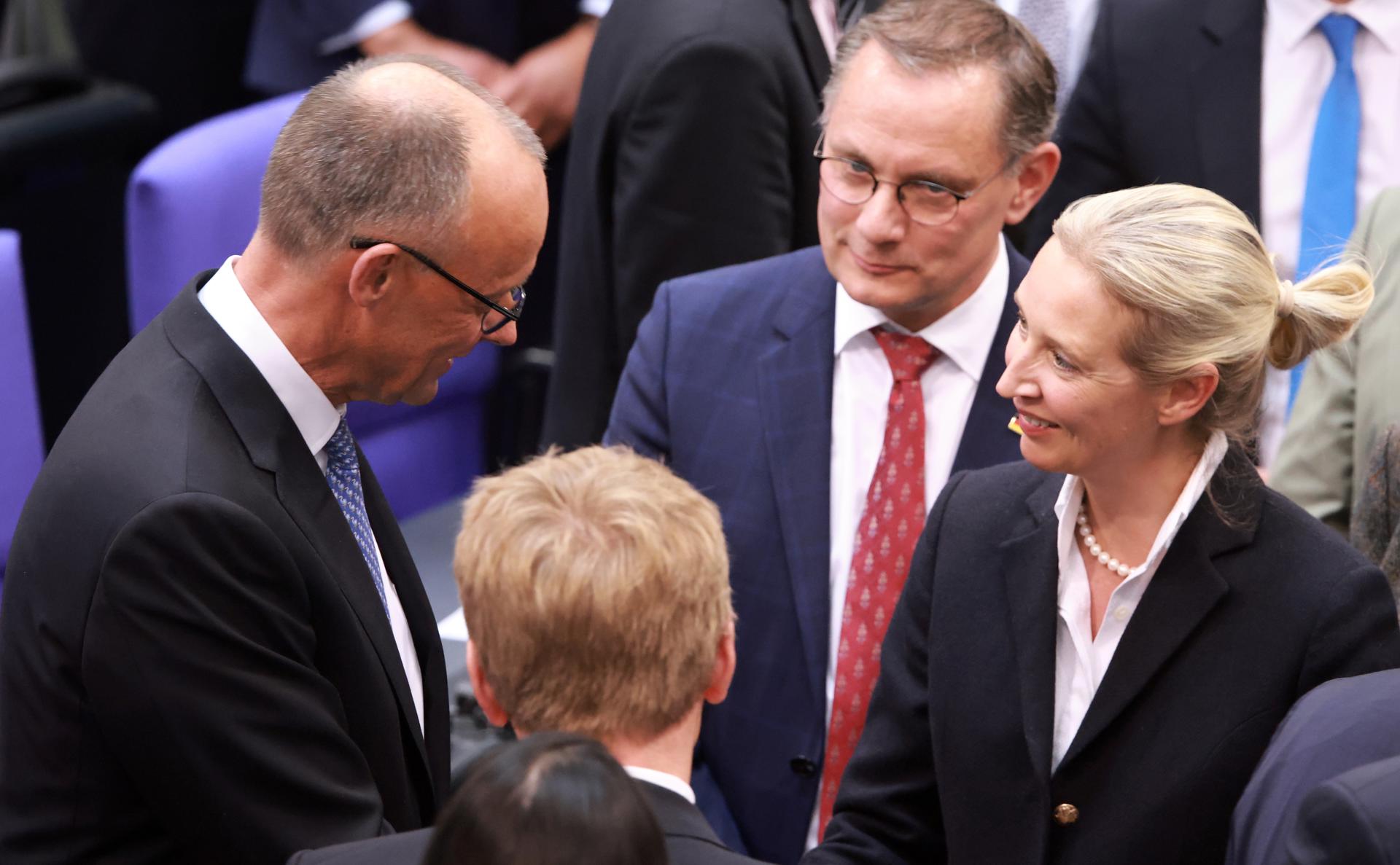 La copresidenta del partido y facción Alternativa para Alemania (AfD), Alice Weidel (derecha), felicita al nuevo canciller alemán electo, Friedrich Merz (izquierda), en el Bundestag en Berlín, Alemania, el 6 de mayo de 2025. Se espera que el nuevo gobierno alemán se forme entre los partidos de la Unión de la Unión Demócrata Cristiana (CDU) y la Unión Social Cristiana (CSU) y el socio de la coalición, el Partido Socialdemócrata (SPD). (Alemania) EFE/EPA/CLEMENS BILAN
