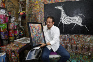 Fotografía del director ejecutivo de 'Costa del Este News', Cristhian Flórez, hablando durante una entrevista con EFE en el taller del artista panameño Eduardo Navarro, en Costa del Este, ciudad de Panamá. EFE/ Bienvenido Velasco