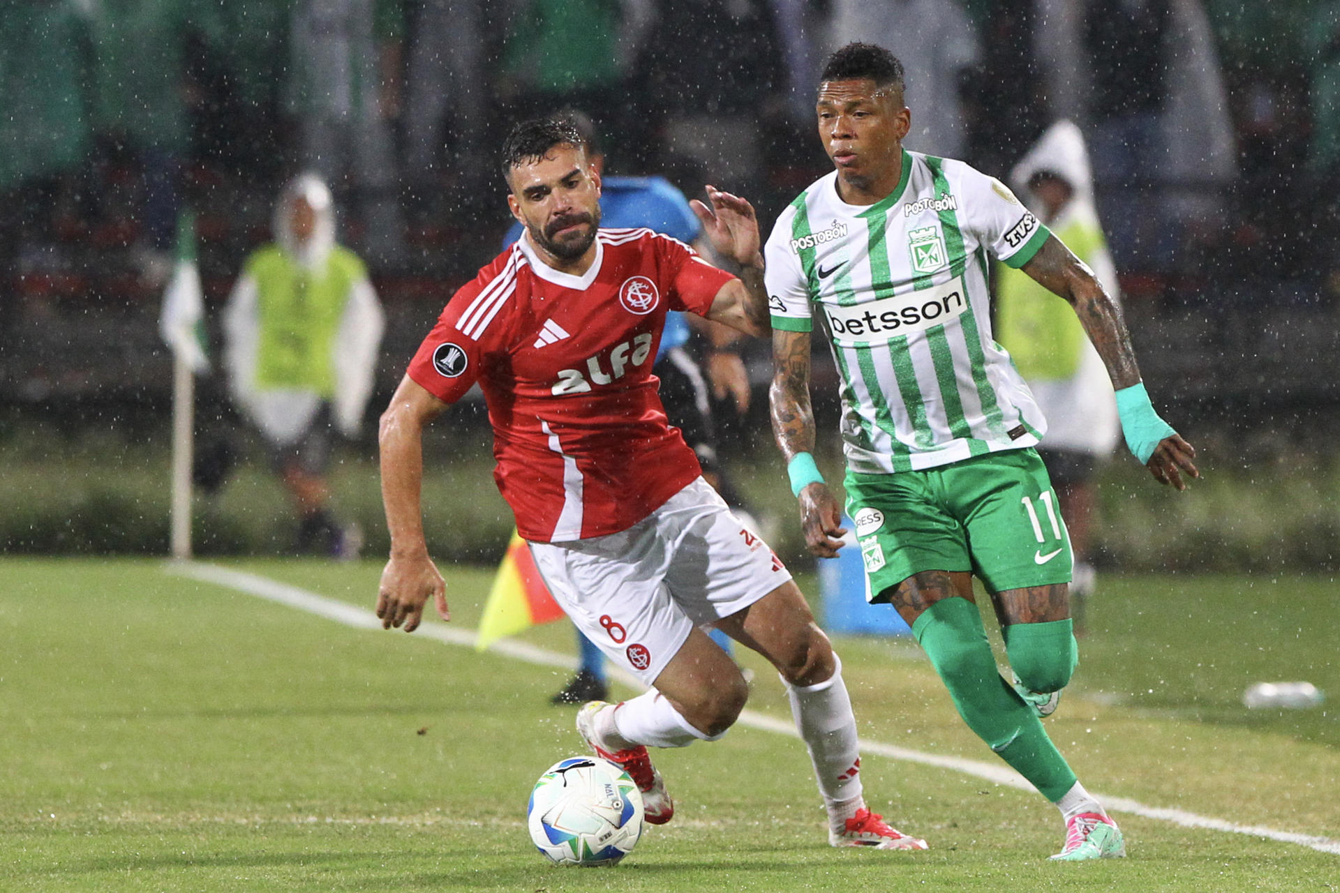 Billy Arce (d) de Nacional disputa un balón con Bruno Henrique Corsini de Internacional en un partido de la fase de grupos de la Copa Libertadores. EFE/ STR