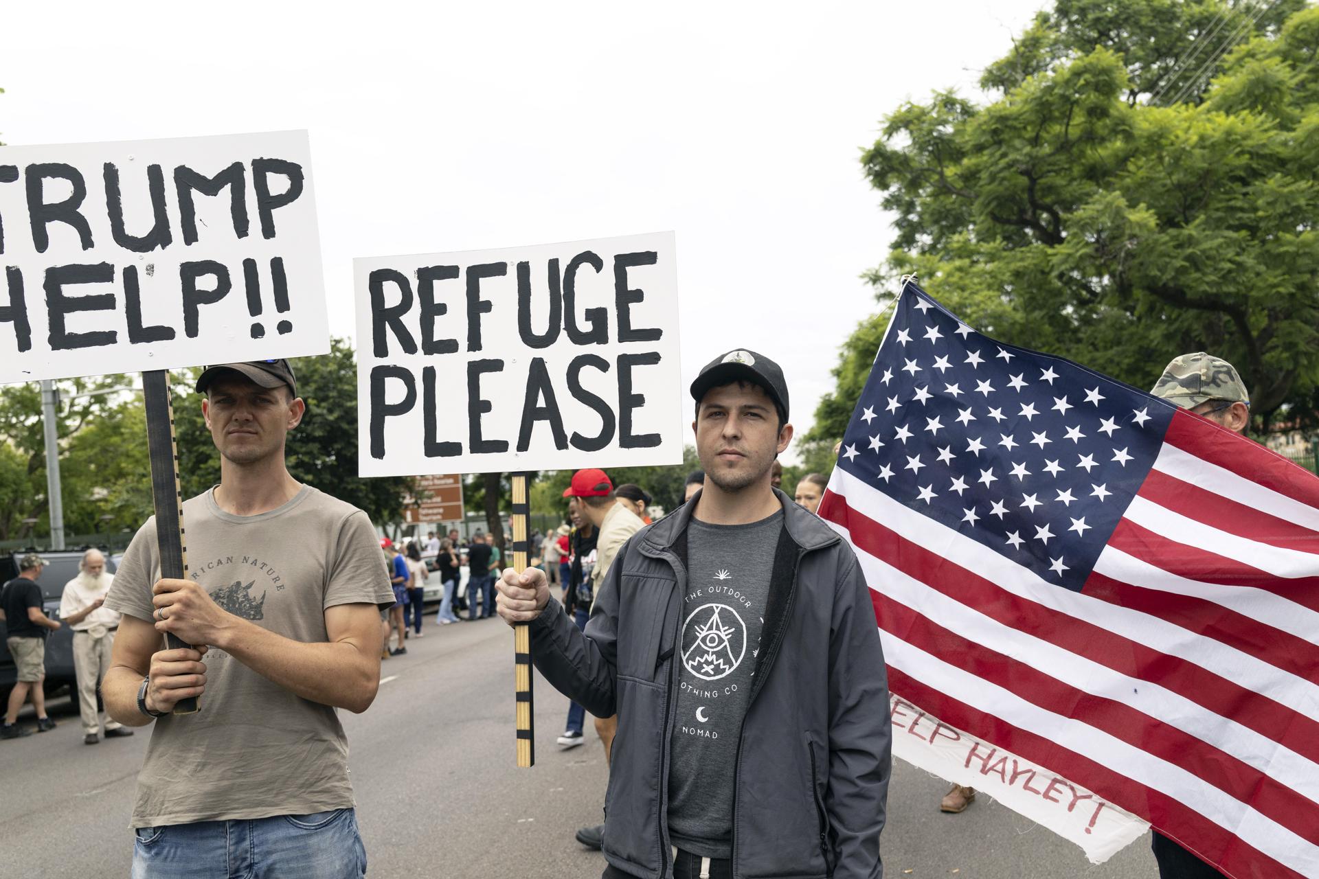 Agricultores afrikáneres protestan en apoyo a una orden ejecutiva del presidente estadounidense, Donald Trump, que otorga a los afrikáneres el estatus de refugiados en Estados Unidos, frente a la embajada estadounidense en Pretoria, Sudáfrica, en una fotografía de archivo del 15 de febrero de 2025. EFE/KIM LUDBROOK