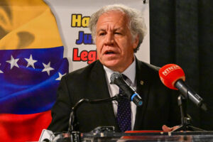 El secretario general saliente de la Organización de Estados Americanos (OEA), Luis Almagro, habla en el Foro Internacional de la Democracia este viernes, en el Museo de la Diáspora Cubana en Miami (Estados Unidos). Almagro defendió que "deslegitimó las dictaduras" y se "desprendió de las ideologías" durante su década en el cargo (2015-2025), que concluirá dentro de 10 días. EFE/ Giorgio Viera