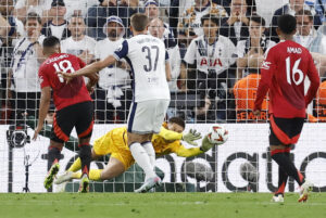 El portero del Totenham Guglielmo Vicario (abajo) detiene un lanzamiento de Carlos Casemiro (i), del Manchester, durante el partido de la Liga Europa que Tottenham Hotspurs y Manchester United han disputado este miércoles en el estadio de San Mamés, en Bilbao. EFE/Miguel Toña