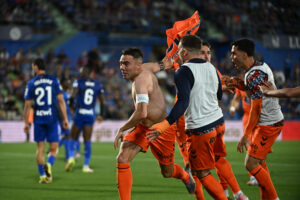 El centrocampista del Getafe Ramón Terrats (i) controla un pase durante el encuentro correspondiente a la jornada 38 de LaLiga EA Sports entre el Getafe y el Celta de Vigo en el estadio Coliseum en Getafe (Madrid), este sábado. EFE/ Fernando Villar
