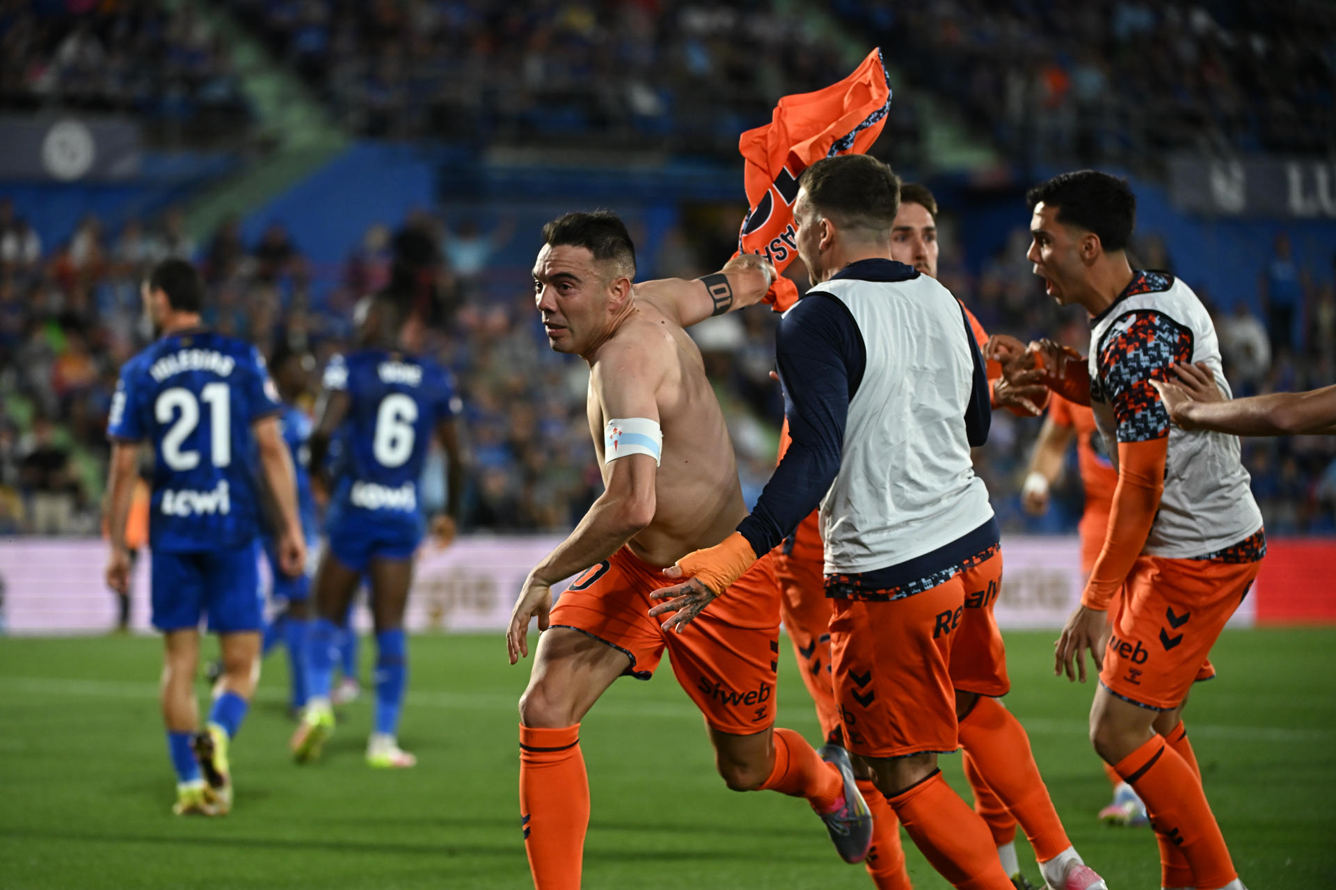El delantero del Celta Iago Aspas celebra tras anotar el 1-2 que adelanta al conjunto durante el encuentro correspondiente a la jornada 38 de LaLiga EA Sports entre el Getafe y el Celta de Vigo en el estadio Coliseum en Getafe (Madrid), este sábado. EFE/ Fernando Villar