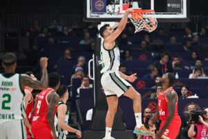 El jugador Moses Wright , del Olympiaco, en acción ante Omer Yurtseven, del Panathinaikos, durante el partido de la Eurolia por se tercero en Abu Dabi, UAE. EFE/EPA/RYAN LIM