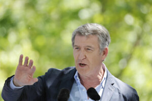 El líder del PP, Alberto Núñez Feijóo, da un discurso durante la romería popular de O Pino (A Coruña), este sábado. EFE/ Lavandeira Jr
