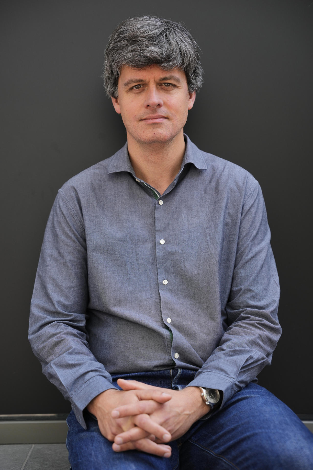 El escritor francés Gaspard Koenig presentó hoy en Barcelona su obra 'Humus', una sátira social sobre una sociedad que oscila entre el desastre ecológico y la fractura social, que fue el fenómeno del año de las letras francesas y resultó finalista de los premios Goncourt y Renaudot, además de alzarse con los premios Interallié, Transfuge y Jean Giono. EFE/Alejandro García