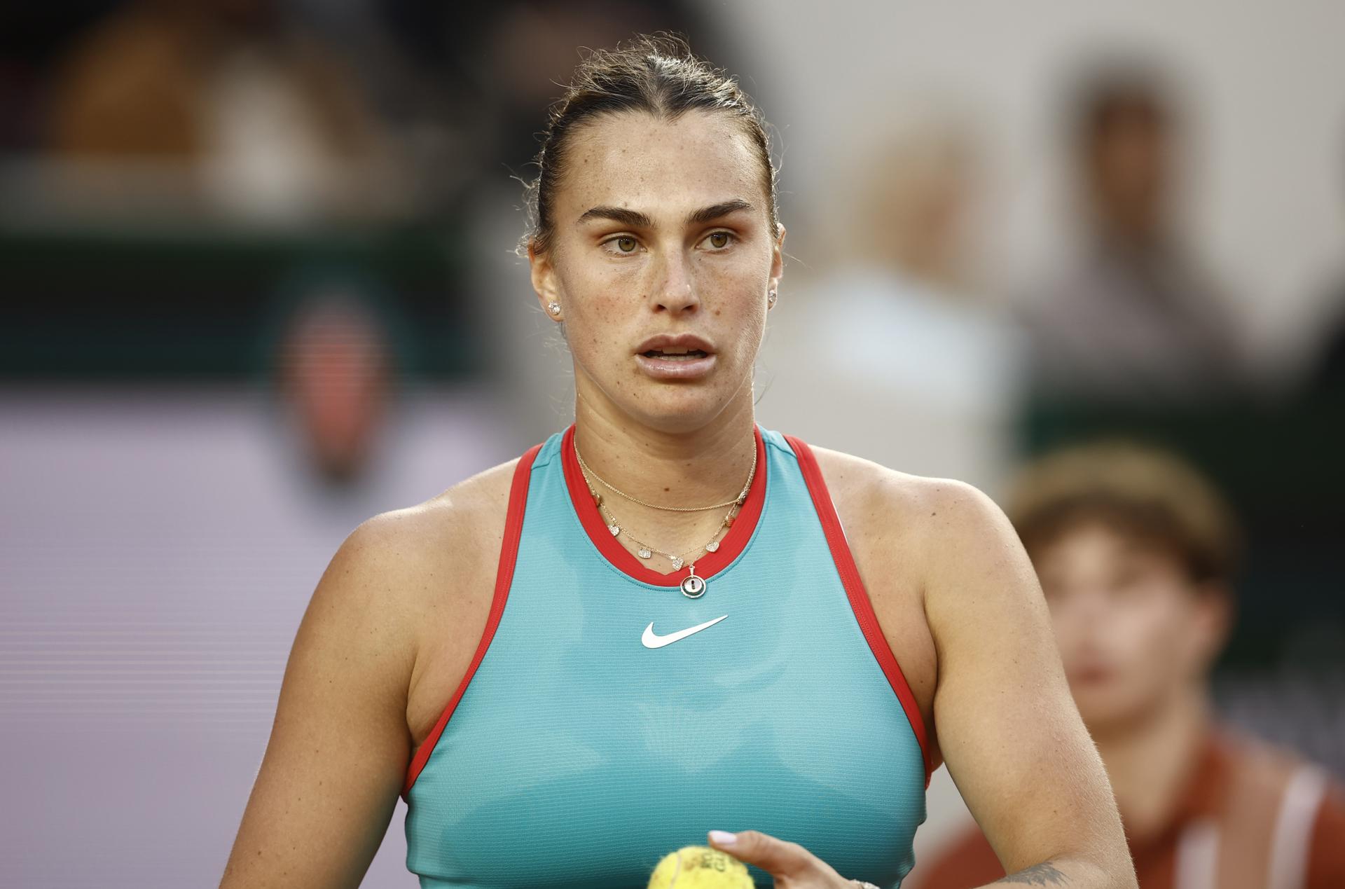 La bielorrusa Aryna Sabalenka, número 1 del mundo, en su partido contra la suiza Jil Teichmann, 97 del mundo, en tercera ronda de Roland Garros. EFE/EPA/YOAN VALAT