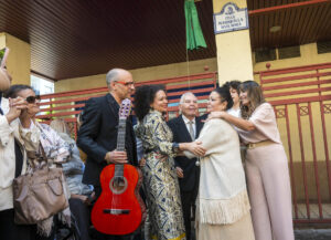 María Guardia Gómez (c), conocida artísticamente como Mariquilla y considerada una de las grandes figuras del flamenco andaluz y símbolo indiscutible de la zambra granadina, es abrazada por amigos y familiares durante el descubrimiento del azulejo con su nombre que desde este jueves llevará una vía pública ubicada entre Camino de Ronda y Profesor García Gómez de la capital nazarí, con el que se le reconoce como embajadora del arte flamenco del Sacromonte y su trayectoria. EFE/Miguel Ángel Molina