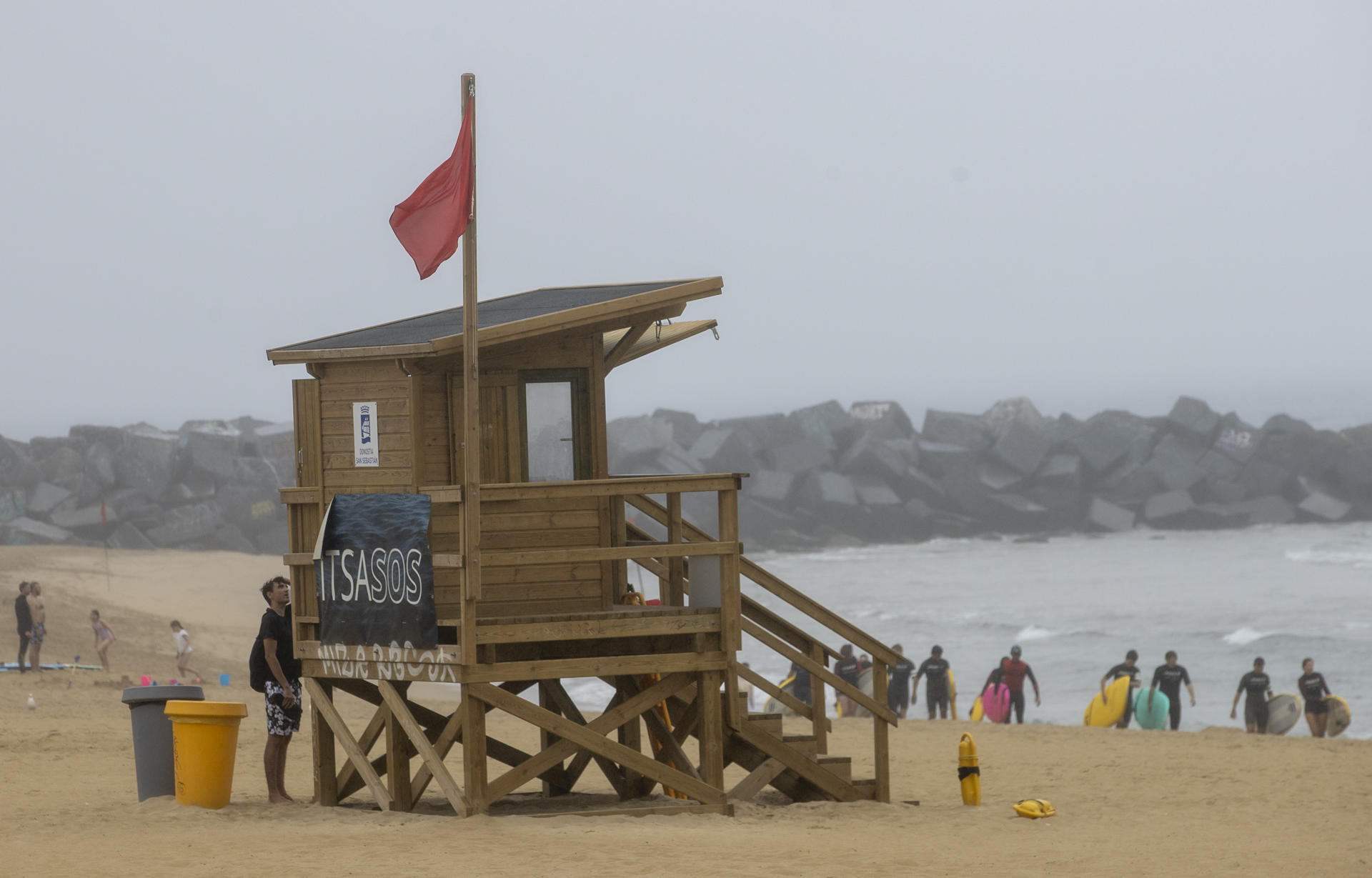 Imagen de archivo de una bandera roja (prohibido el baño) en la playa de La Zurriola de San Sebastián. EFE/Javier Etxezarreta