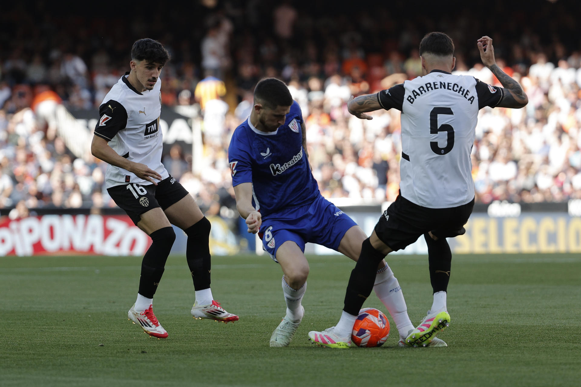 El centrocampista del Valencia CF Enzo Barrenechea (d) lucha con Oihan Sancet, del Athletic de Bilbao, durante el partido de la jornada 37 de LaLiga que Valencia CF y Athletic de Bilbao disputaron en Mestalla. EFE/Manuel Bruque