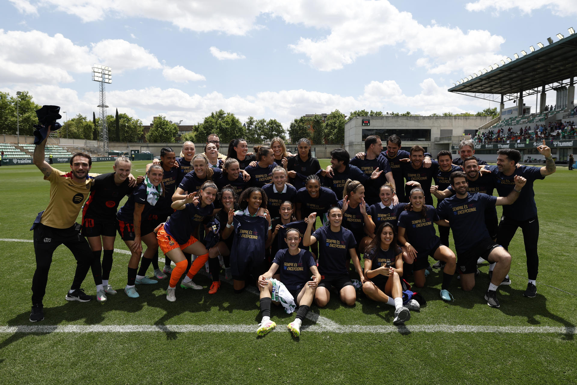 Las jugadoras del FC Barcelona celebran el título de Liga tras vencer al Real Betis en el partido de Liga F disputado este domingo en la Ciudad Deportiva Luis del Sol en Sevilla. EFE/Julio Muñoz